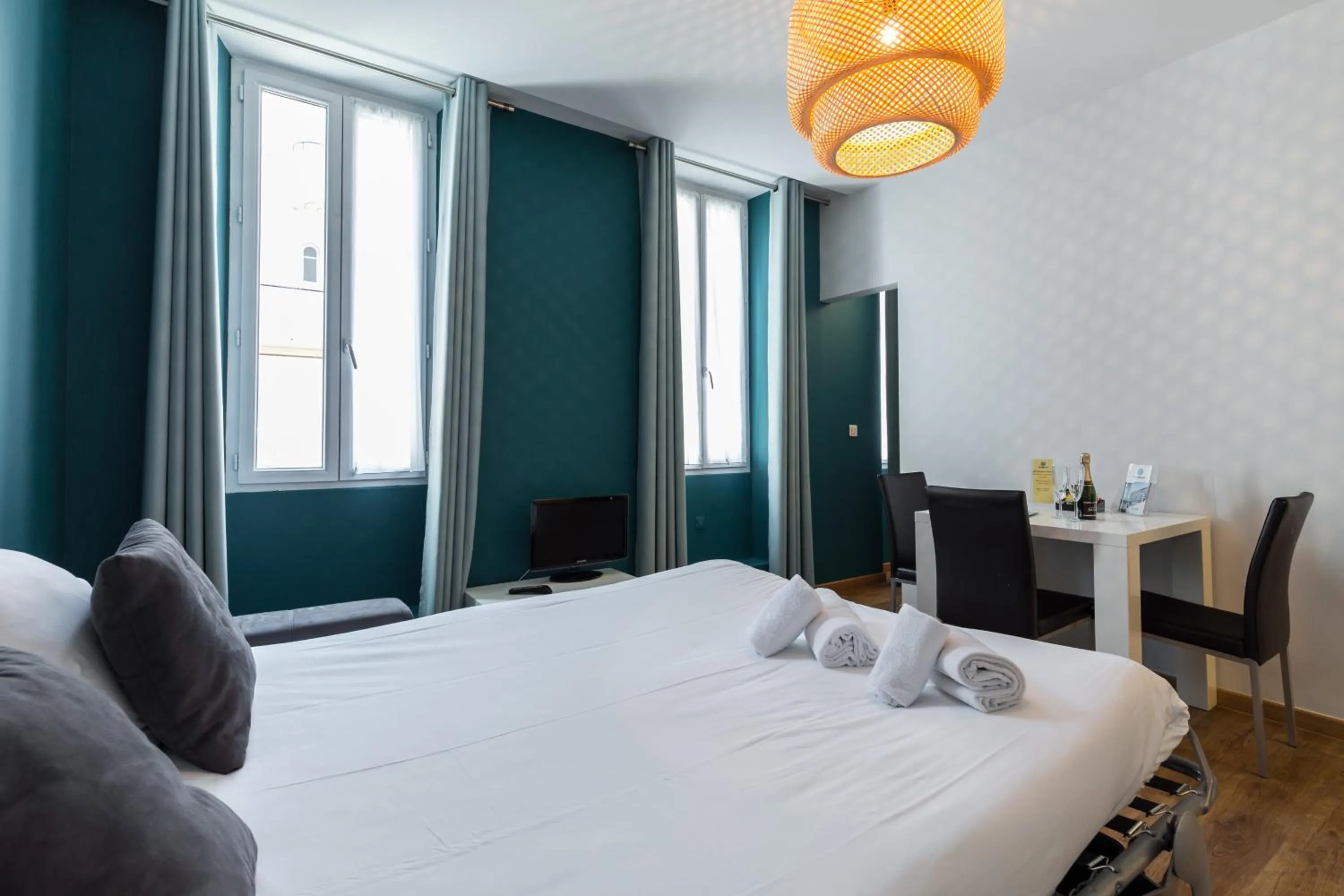 Living room, Bed in Florella Clemenceau Apartment