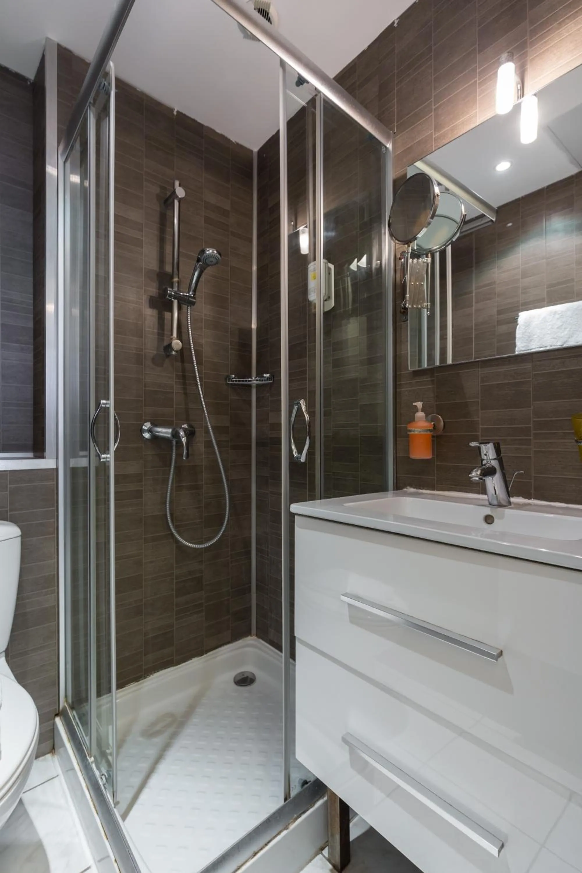 Bathroom in Florella Clemenceau Apartment