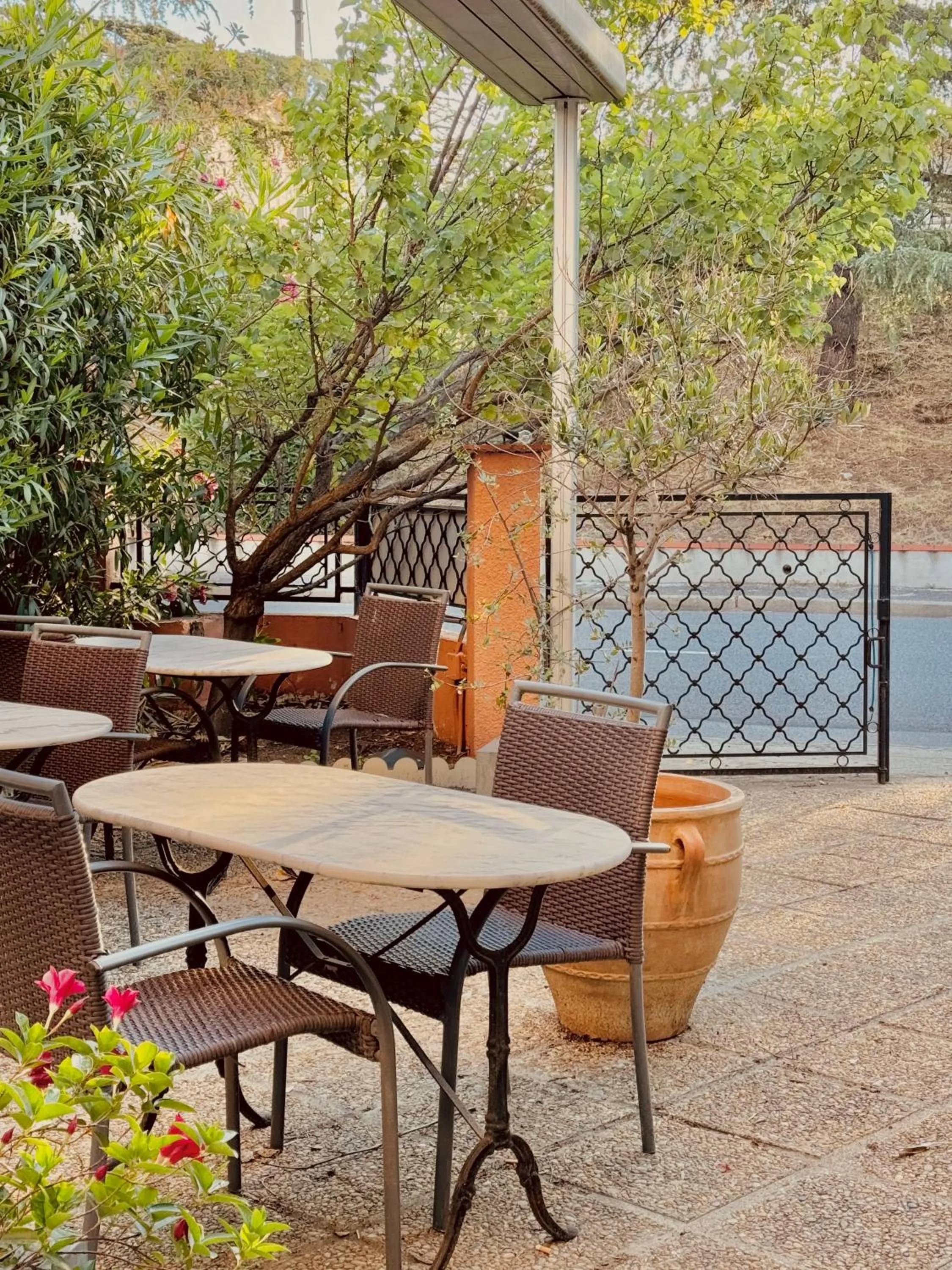 Patio in Hôtel le Nid