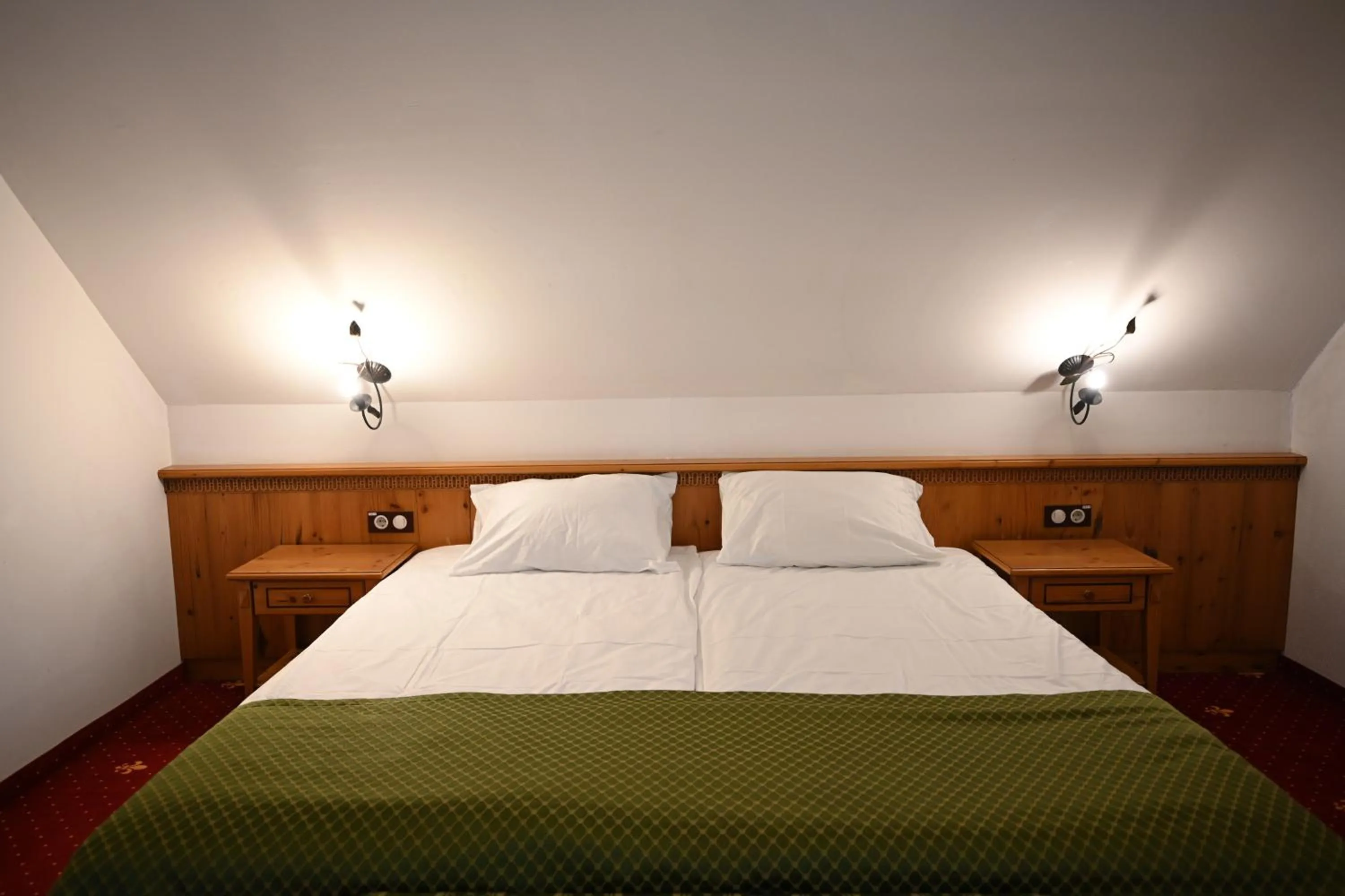Photo of the whole room, Bed in Mercure Sighisoara Binderbubi Hotel & Spa