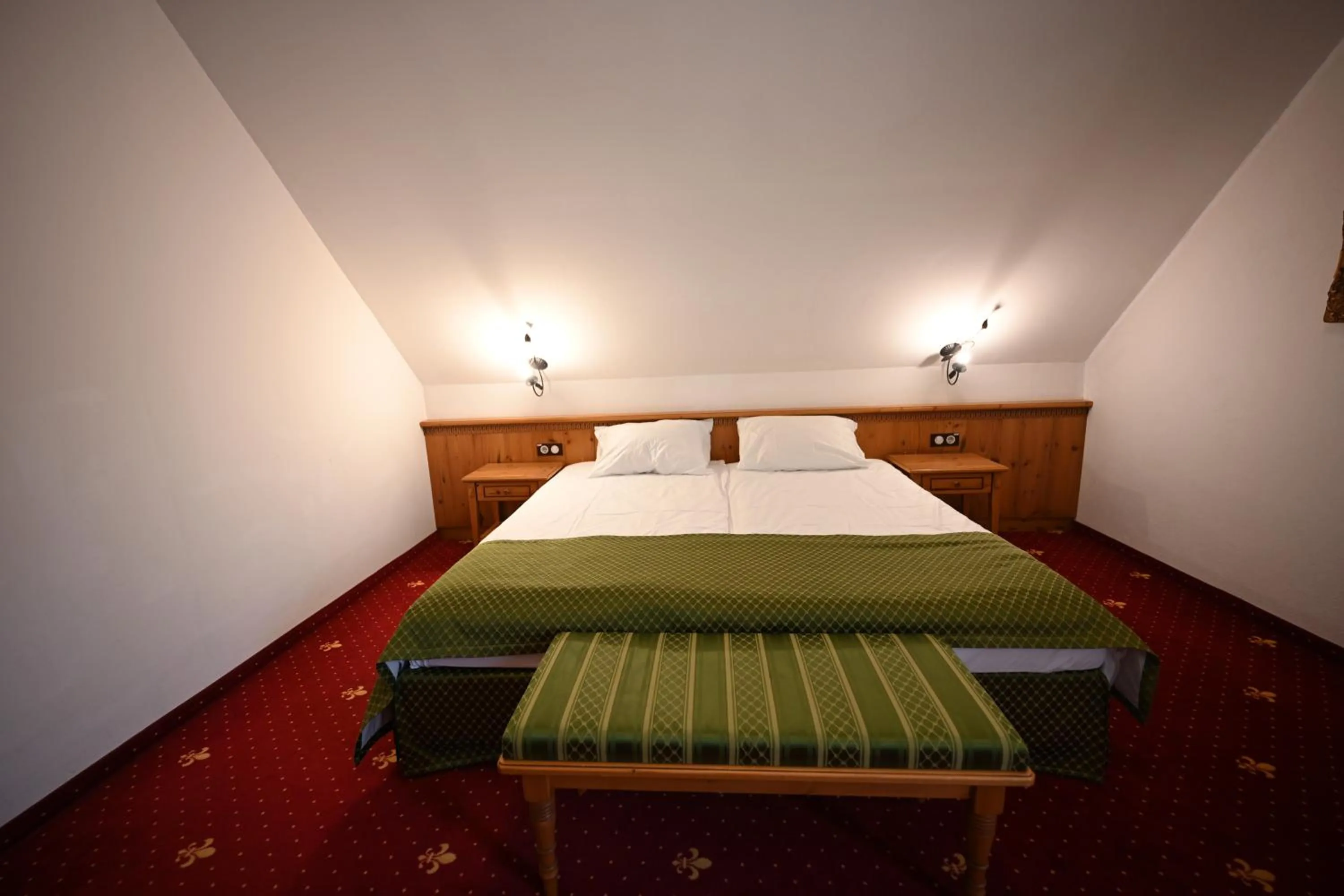 Photo of the whole room, Bed in Mercure Sighisoara Binderbubi Hotel & Spa