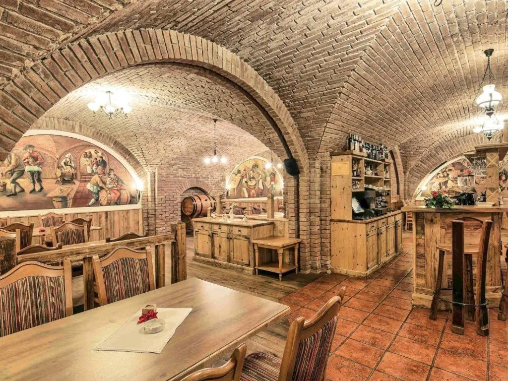 Restaurant/places to eat in Mercure Sighisoara Binderbubi Hotel & Spa