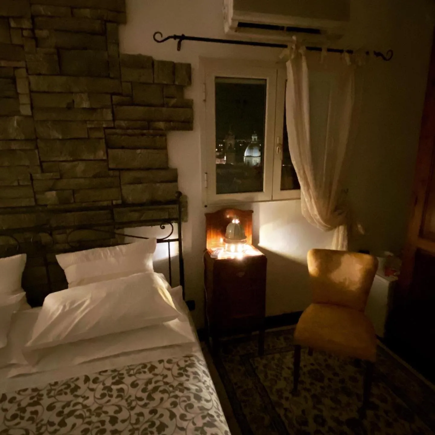 Bedroom, Bed in Casa tipica siciliana patronale home BedandBreakfast TreMetriSoprailCielo Camere con vista, colazione interna in terrazzo panoramico