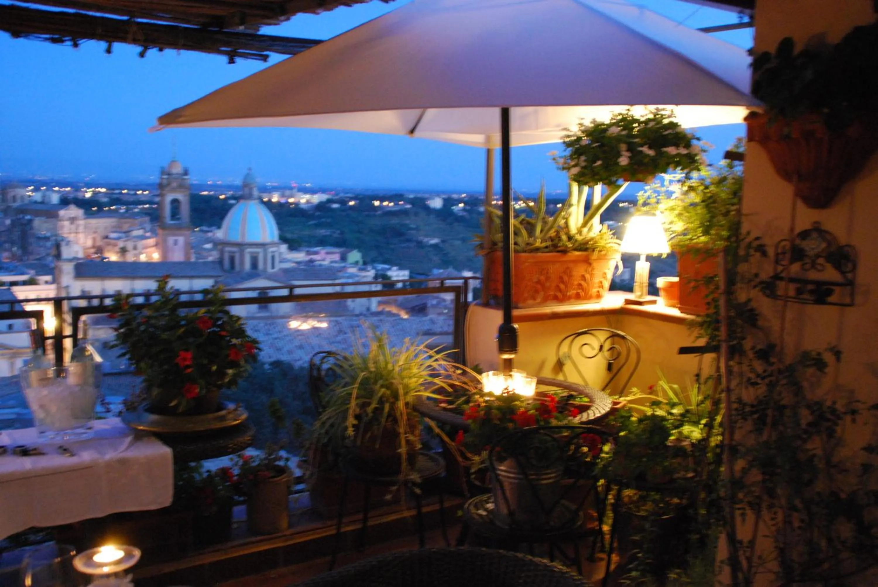 Balcony/Terrace in Casa tipica siciliana patronale home BedandBreakfast TreMetriSoprailCielo Camere con vista, colazione interna in terrazzo panoramico