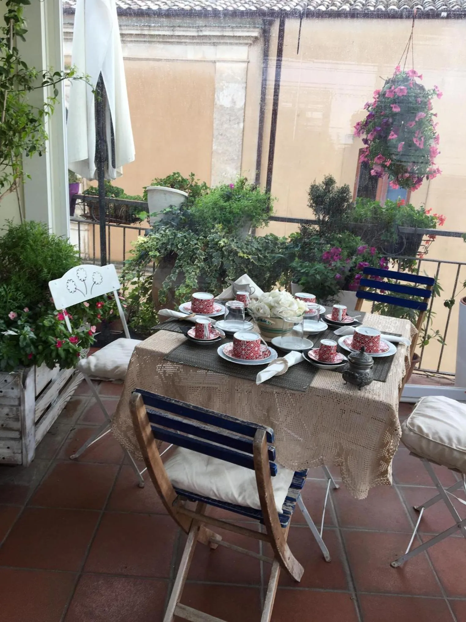 Patio in Casa tipica siciliana patronale home BedandBreakfast TreMetriSoprailCielo Camere con vista, colazione interna in terrazzo panoramico