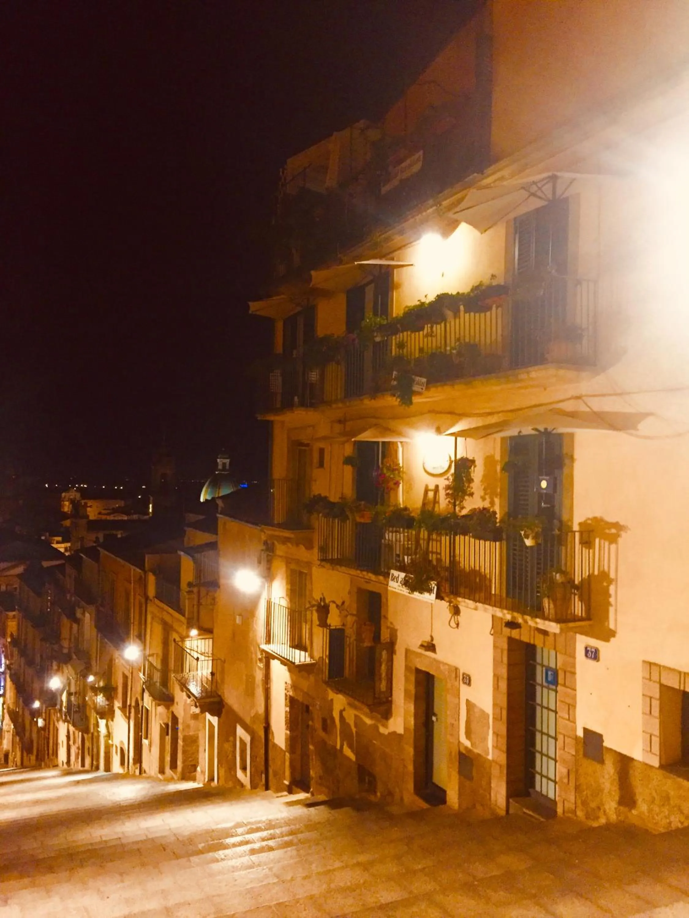 Property building in Casa tipica siciliana patronale home BedandBreakfast TreMetriSoprailCielo Camere con vista, colazione interna in terrazzo panoramico