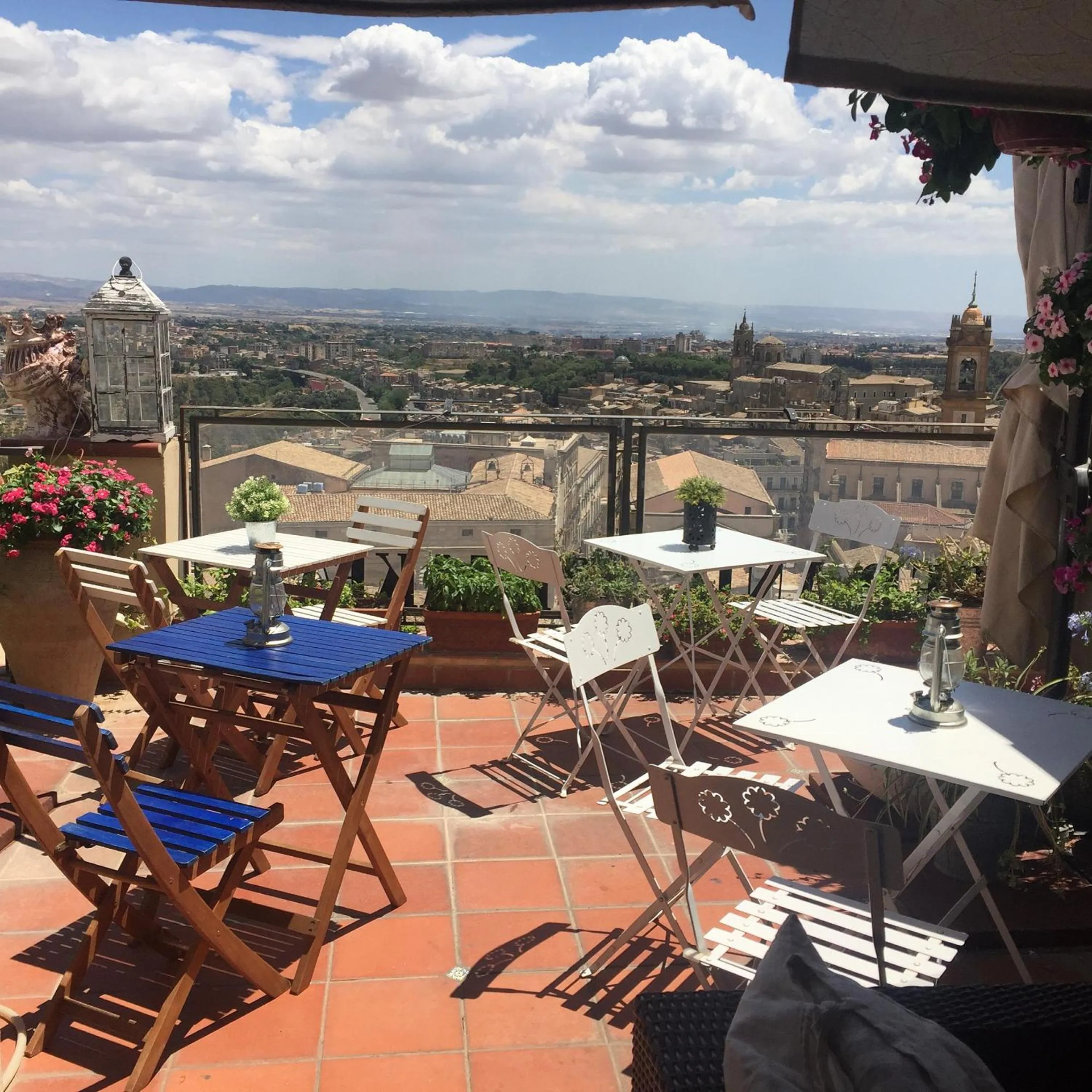 Balcony/Terrace in Casa tipica siciliana patronale home BedandBreakfast TreMetriSoprailCielo Camere con vista, colazione interna in terrazzo panoramico
