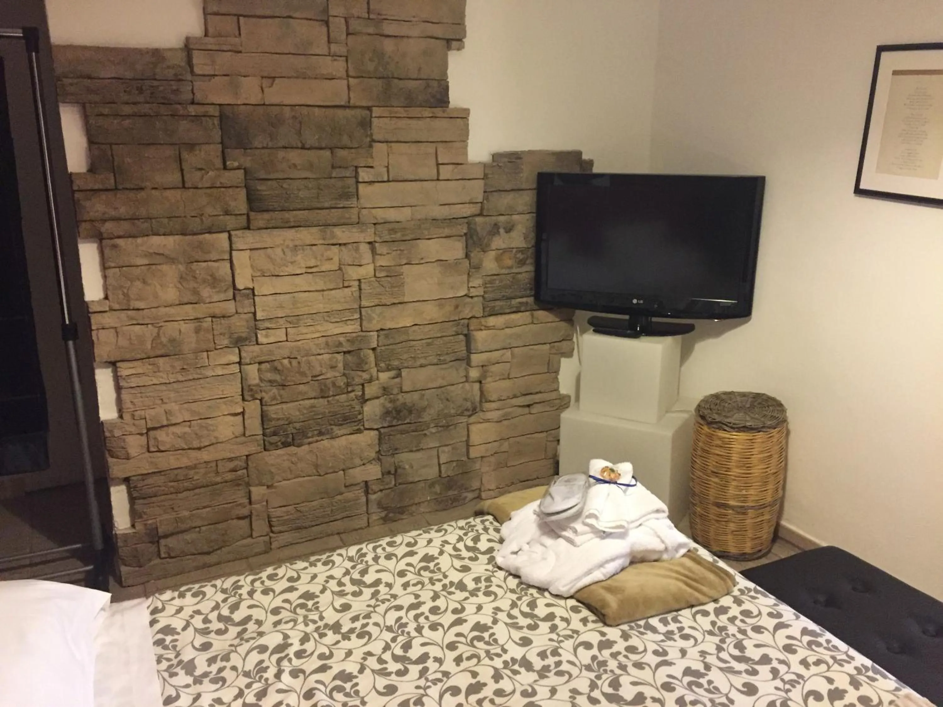 Bedroom in Casa tipica siciliana patronale home BedandBreakfast TreMetriSoprailCielo Camere con vista, colazione interna in terrazzo panoramico