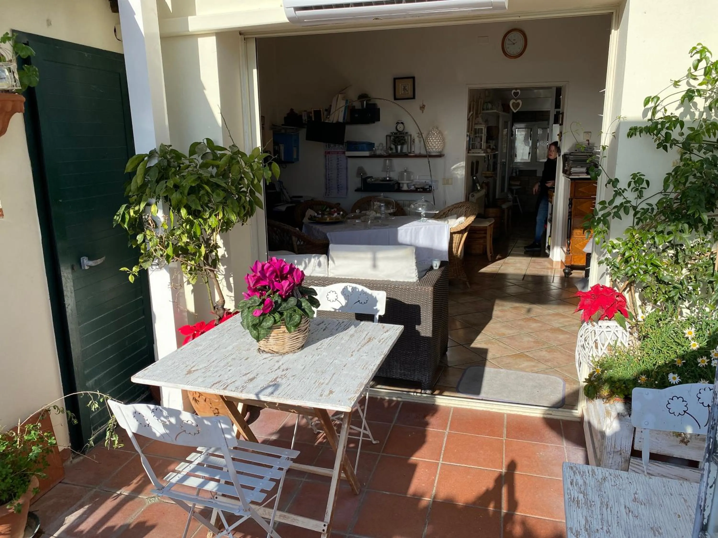 Patio in Casa tipica siciliana patronale home BedandBreakfast TreMetriSoprailCielo Camere con vista, colazione interna in terrazzo panoramico