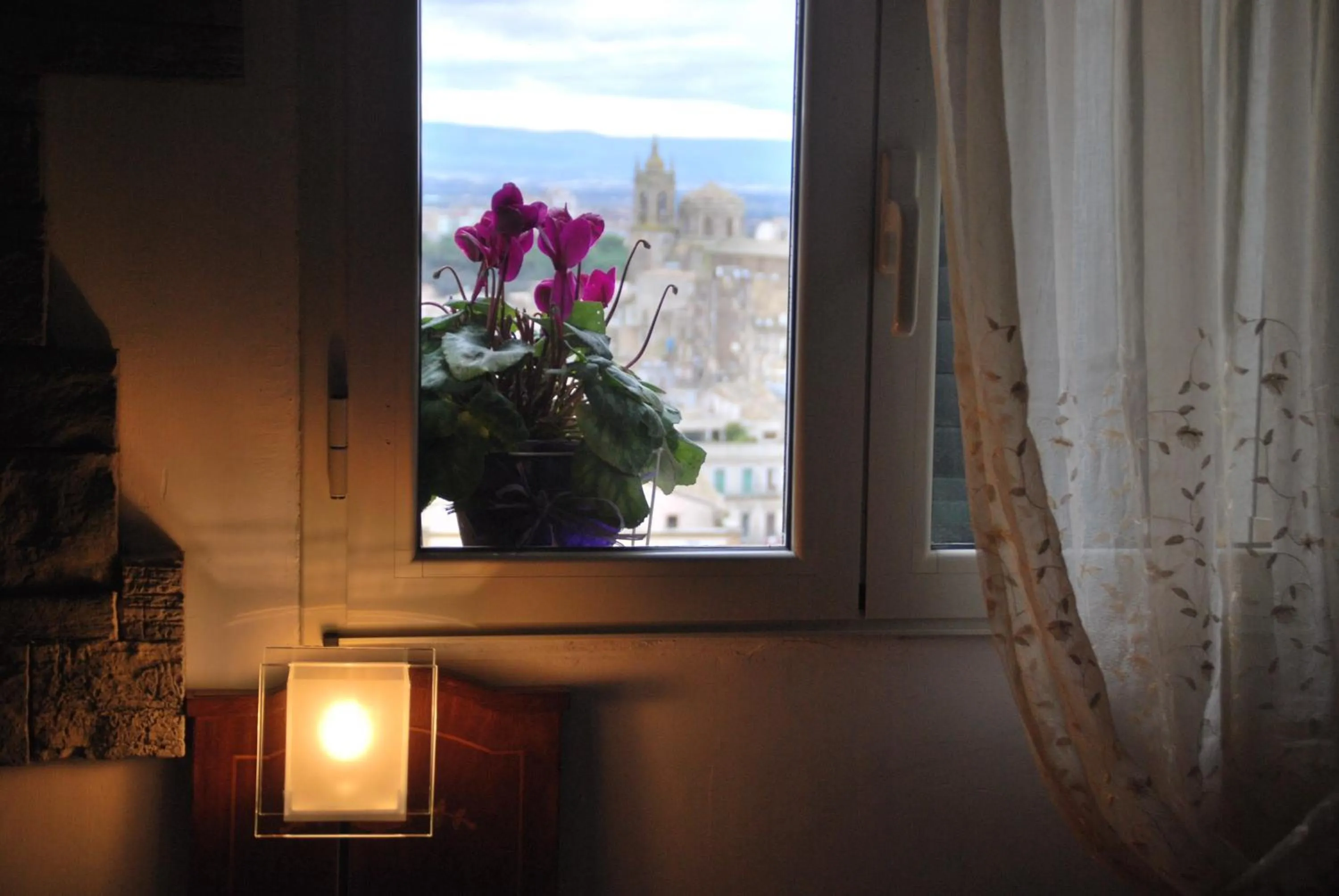 Balcony/Terrace in Casa tipica siciliana patronale home BedandBreakfast TreMetriSoprailCielo Camere con vista, colazione interna in terrazzo panoramico