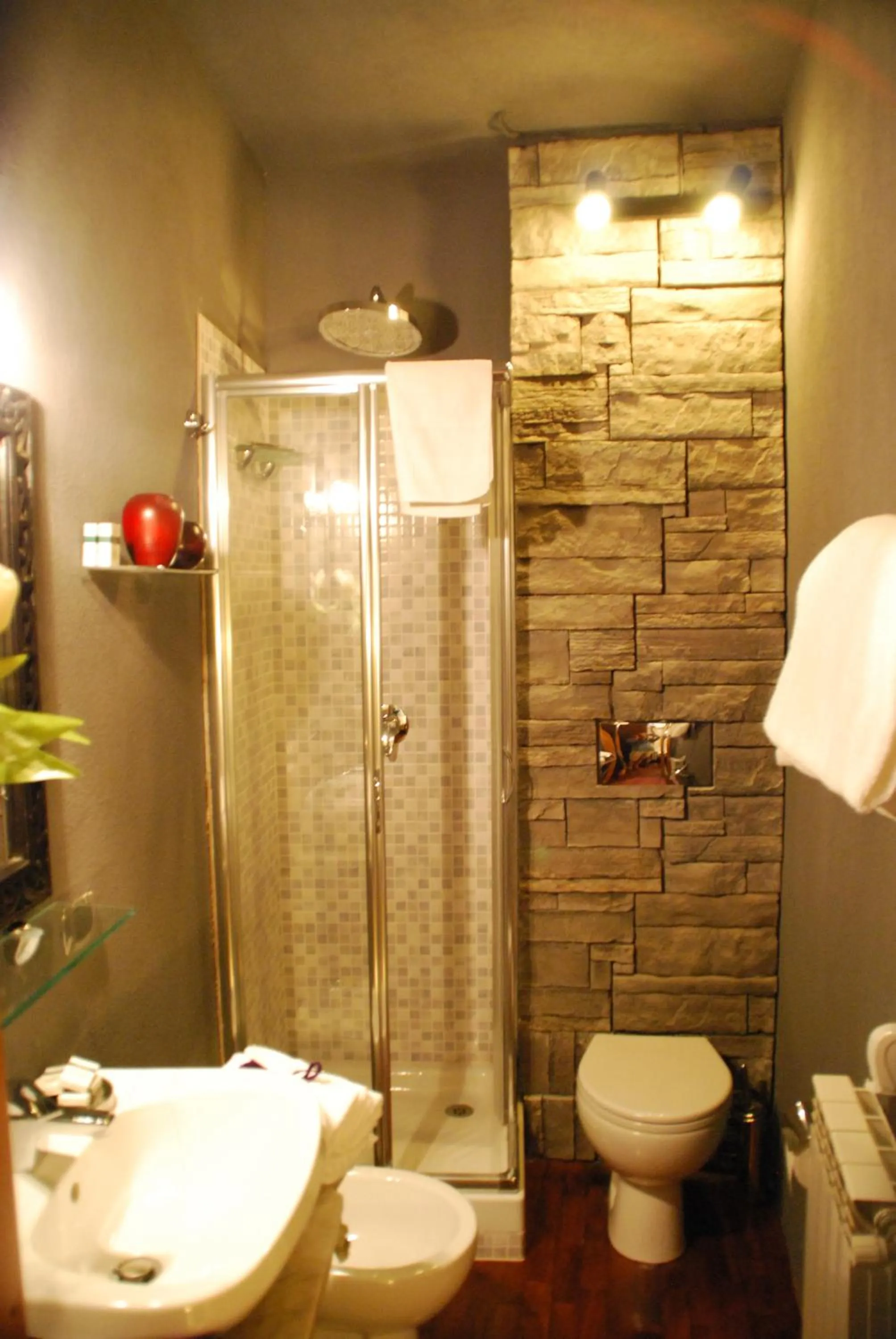 Bathroom in Casa tipica siciliana patronale home BedandBreakfast TreMetriSoprailCielo Camere con vista, colazione interna in terrazzo panoramico