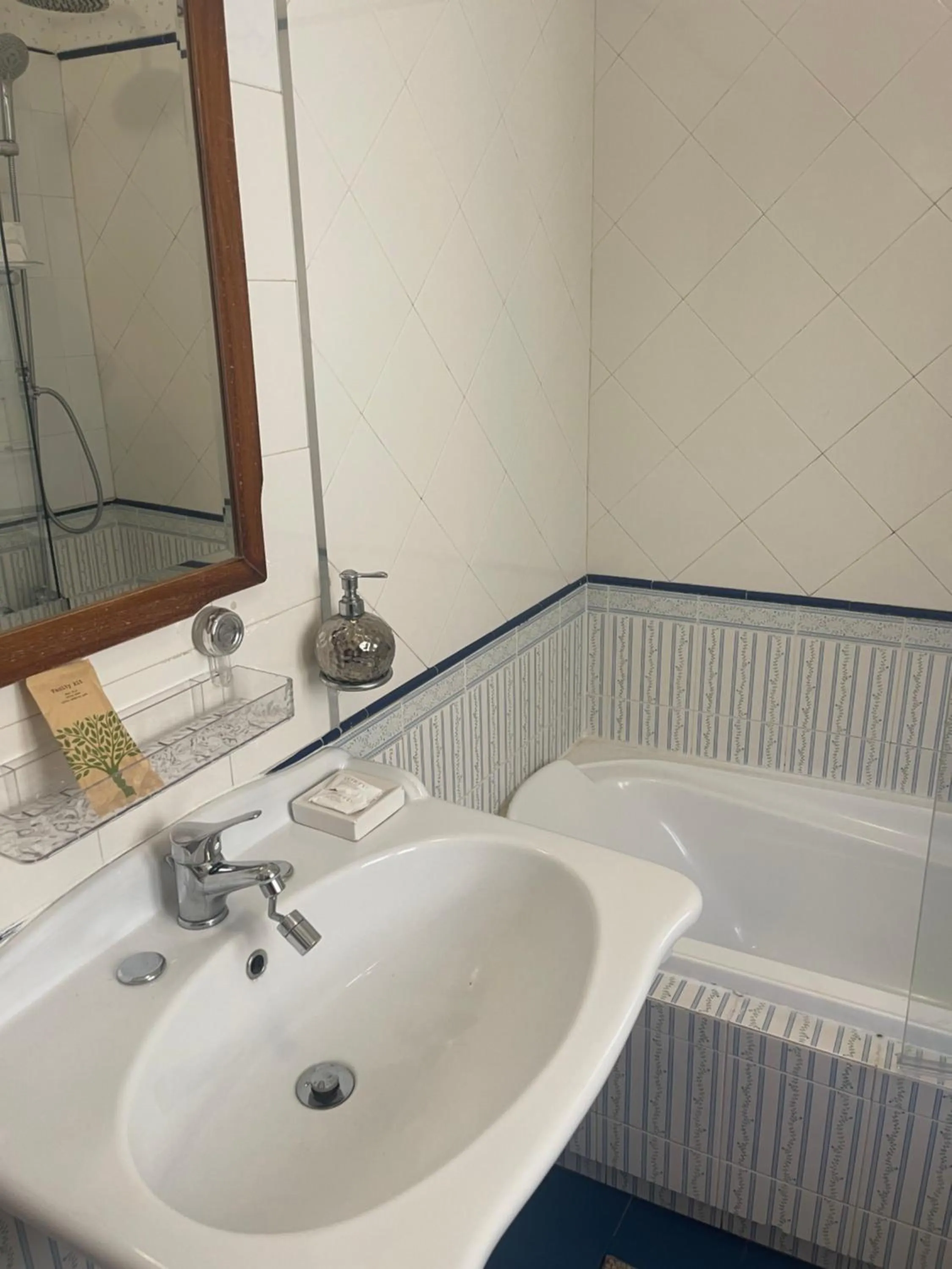 Bathroom in Casa tipica siciliana patronale home BedandBreakfast TreMetriSoprailCielo Camere con vista, colazione interna in terrazzo panoramico