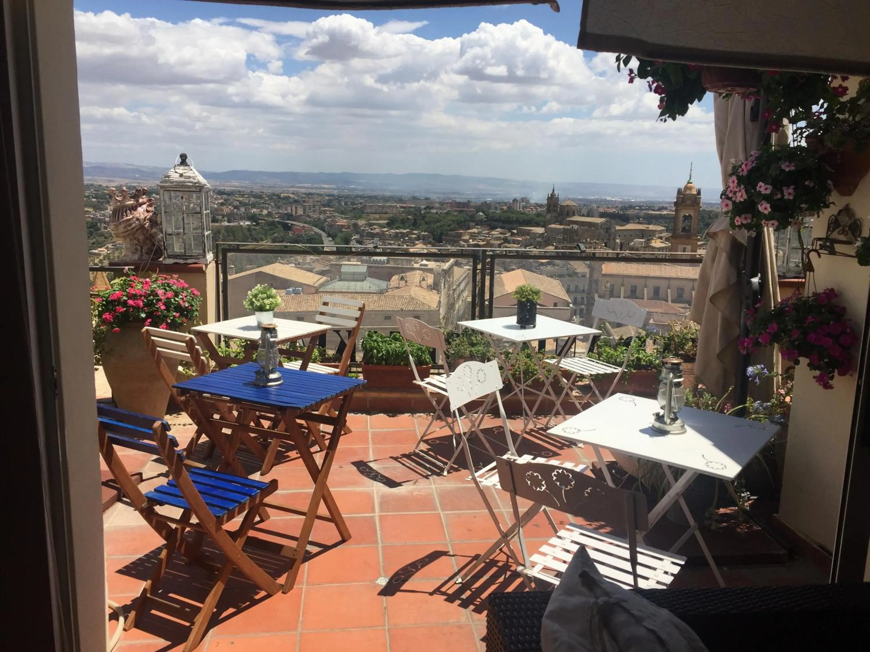 Balcony/Terrace in Casa tipica siciliana patronale home BedandBreakfast TreMetriSoprailCielo Camere con vista, colazione interna in terrazzo panoramico