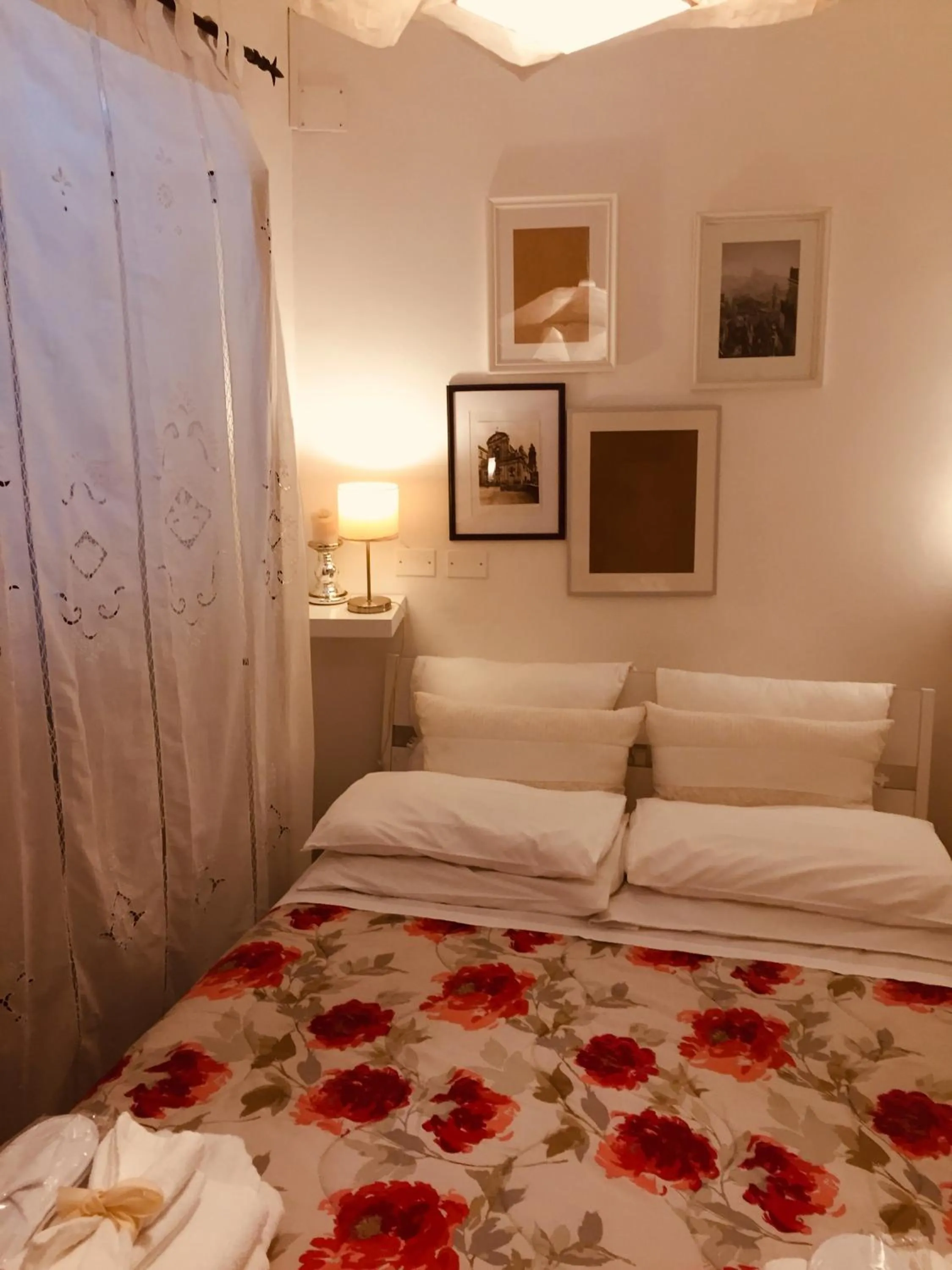 Decorative detail, Bed in Casa tipica siciliana patronale home BedandBreakfast TreMetriSoprailCielo Camere con vista, colazione interna in terrazzo panoramico