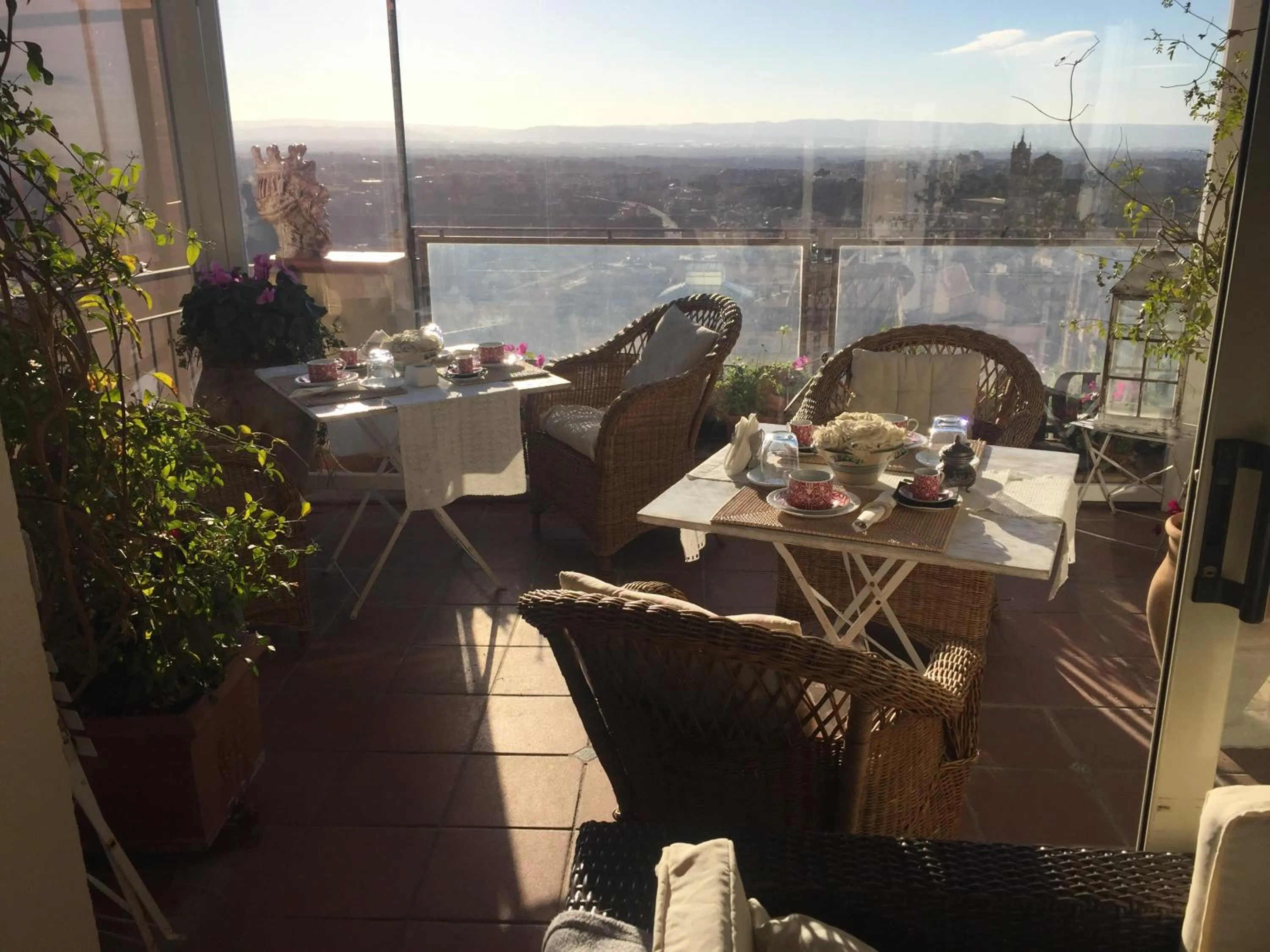 Day in Casa tipica siciliana patronale home BedandBreakfast TreMetriSoprailCielo Camere con vista, colazione interna in terrazzo panoramico