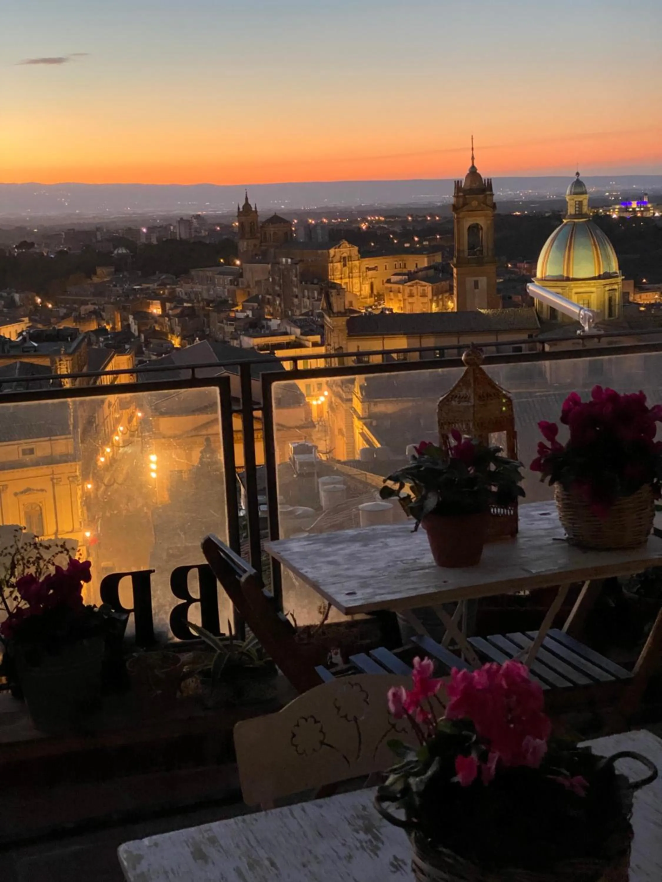 Property building in Casa tipica siciliana patronale home BedandBreakfast TreMetriSoprailCielo Camere con vista, colazione interna in terrazzo panoramico