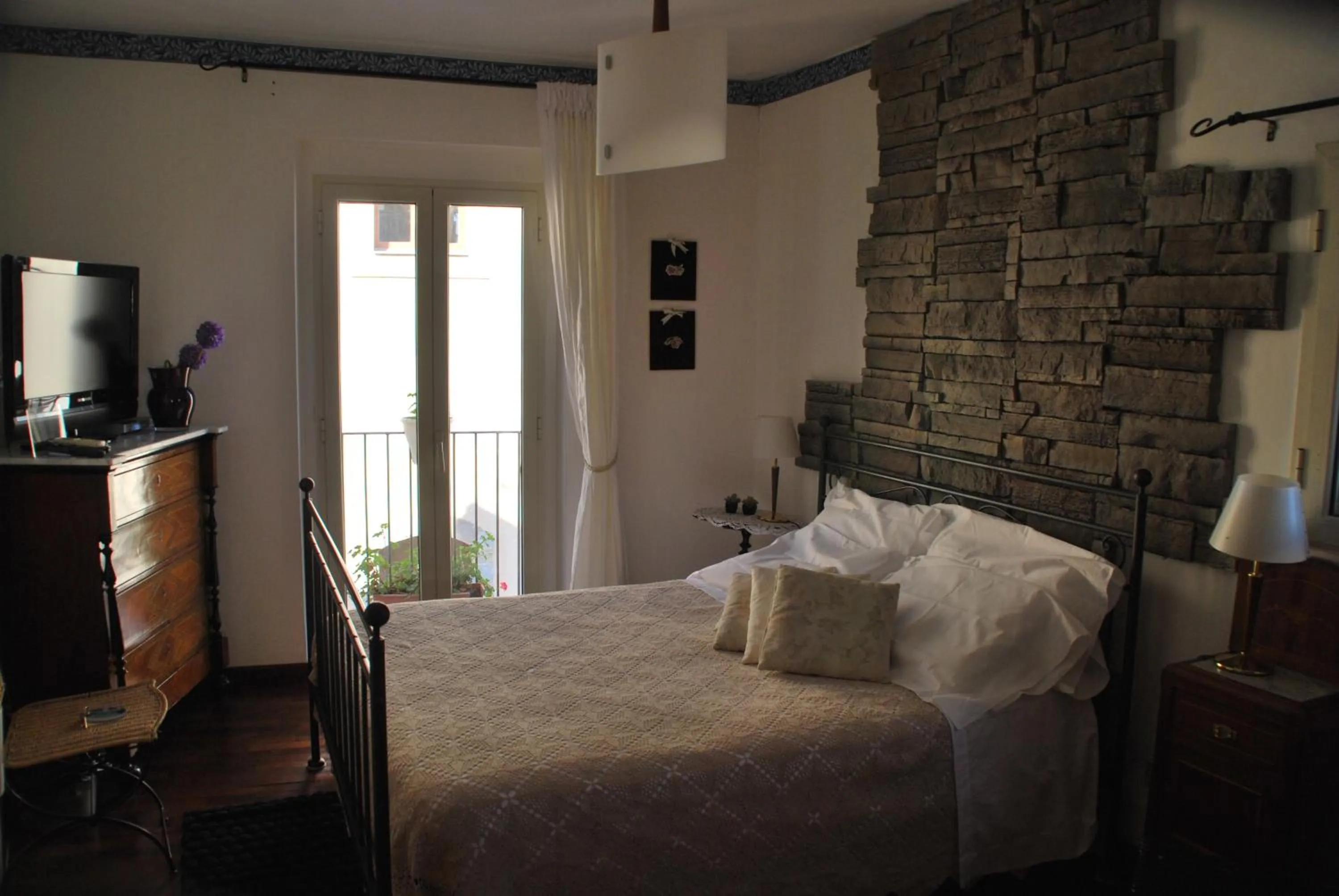 Photo of the whole room, Bed in Casa tipica siciliana patronale home BedandBreakfast TreMetriSoprailCielo Camere con vista, colazione interna in terrazzo panoramico