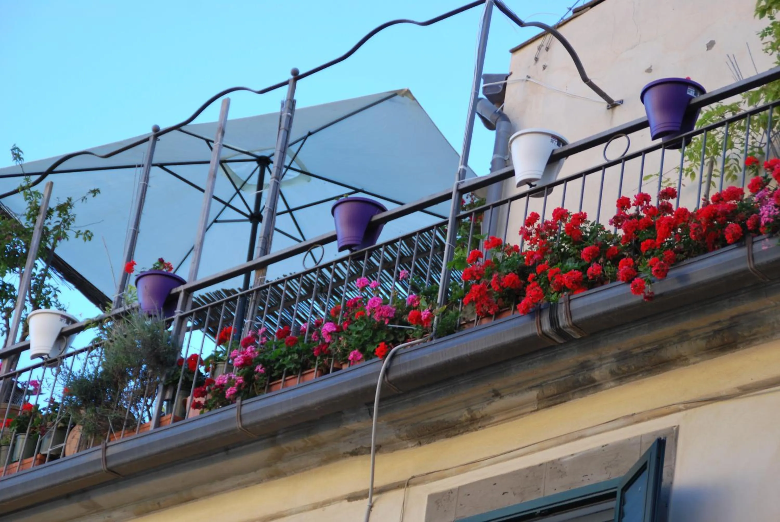 Balcony/Terrace in Casa tipica siciliana patronale home BedandBreakfast TreMetriSoprailCielo Camere con vista, colazione interna in terrazzo panoramico