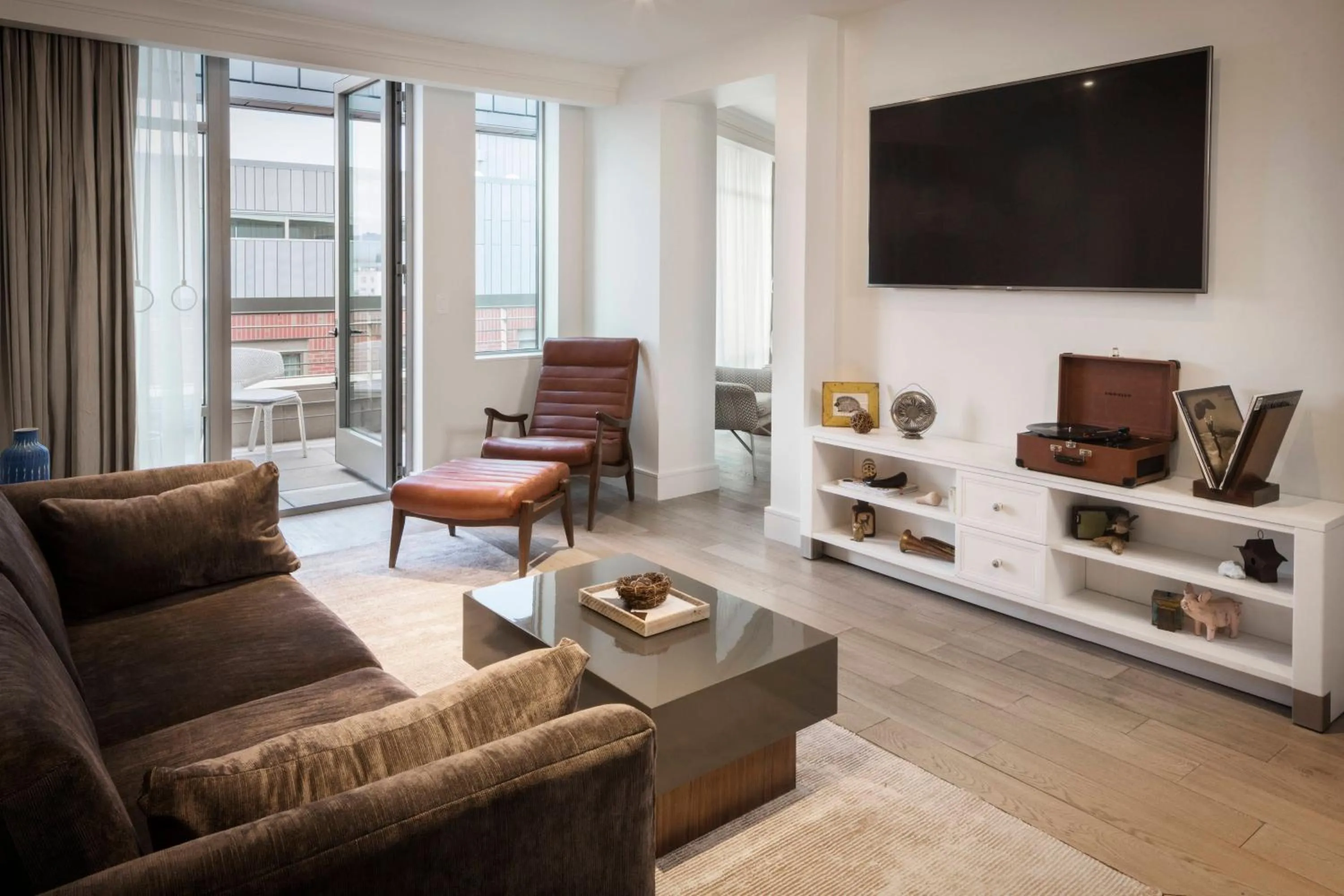 Living room in The Elizabeth Hotel, Autograph Collection