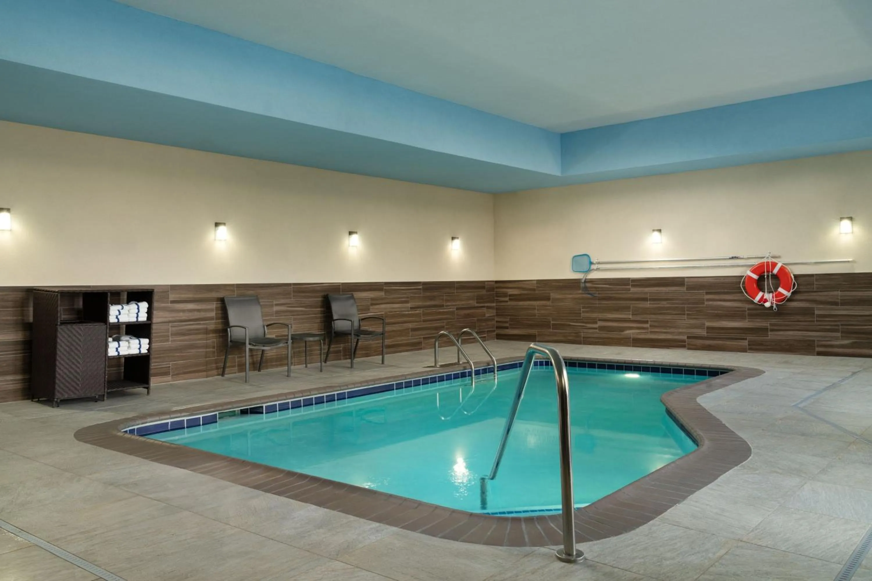 Swimming pool in Fairfield Inn & Suites by Marriott London