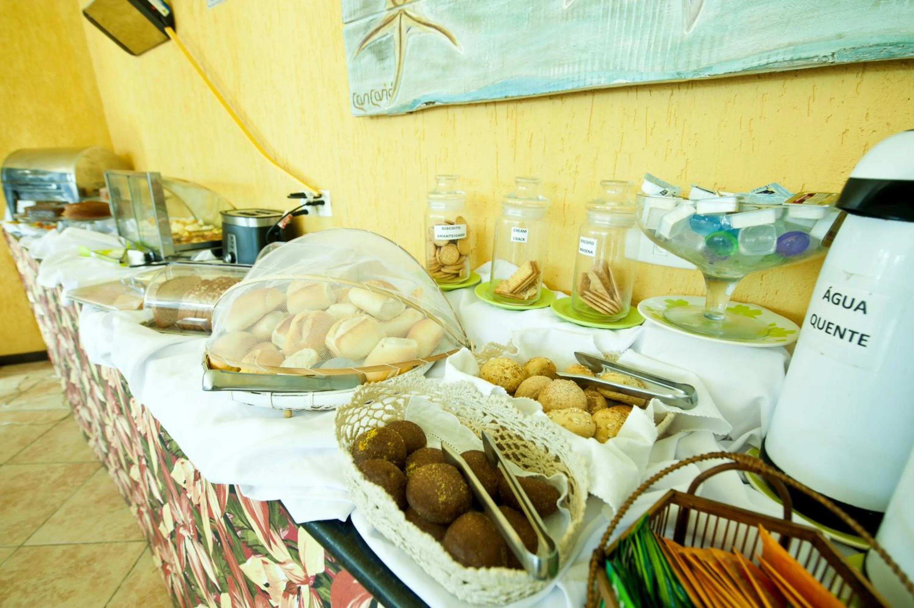 Buffet breakfast in Pousada Doce Cabana
