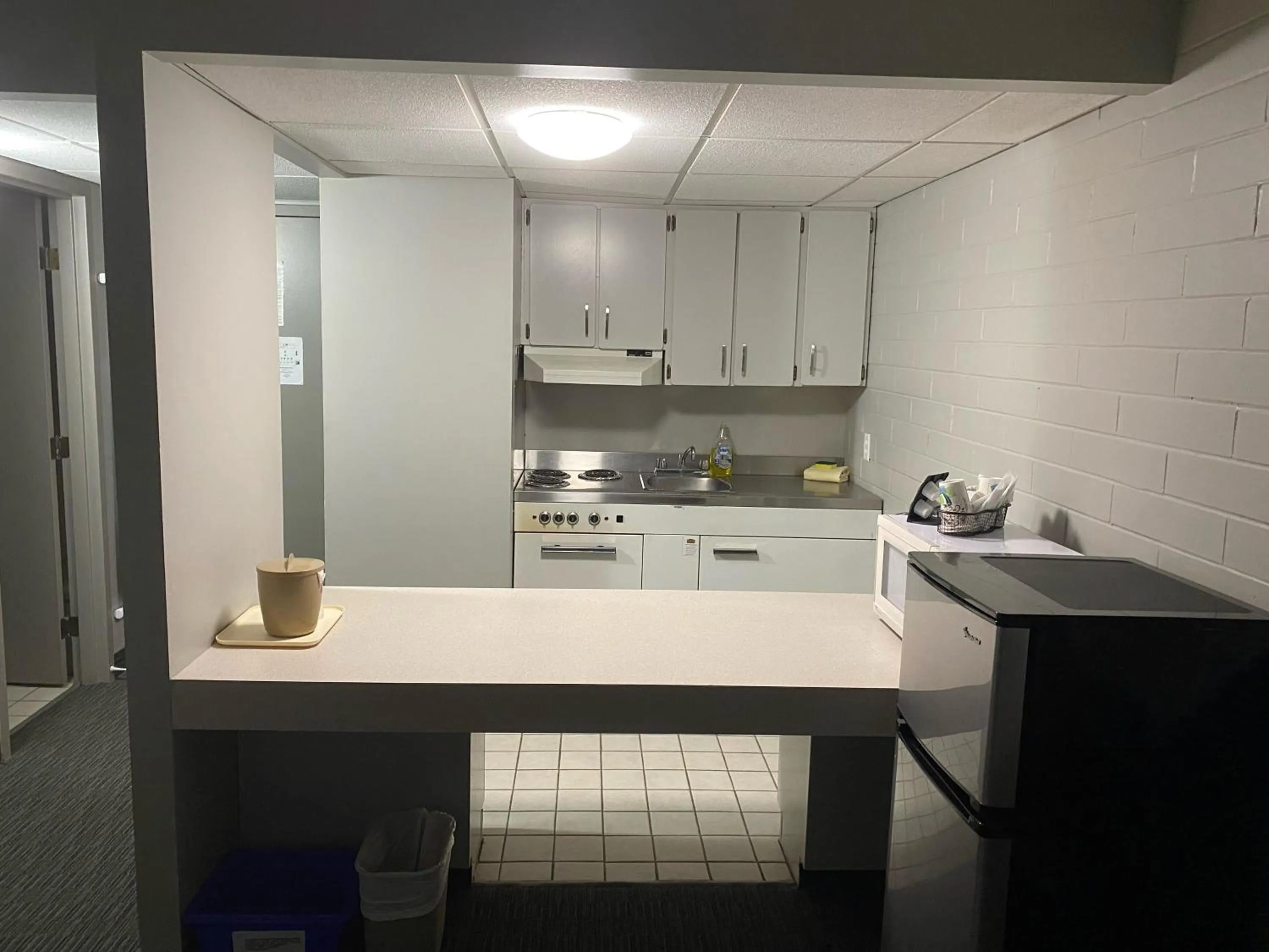 Kitchen or kitchenette in Stanford Inn & Suites