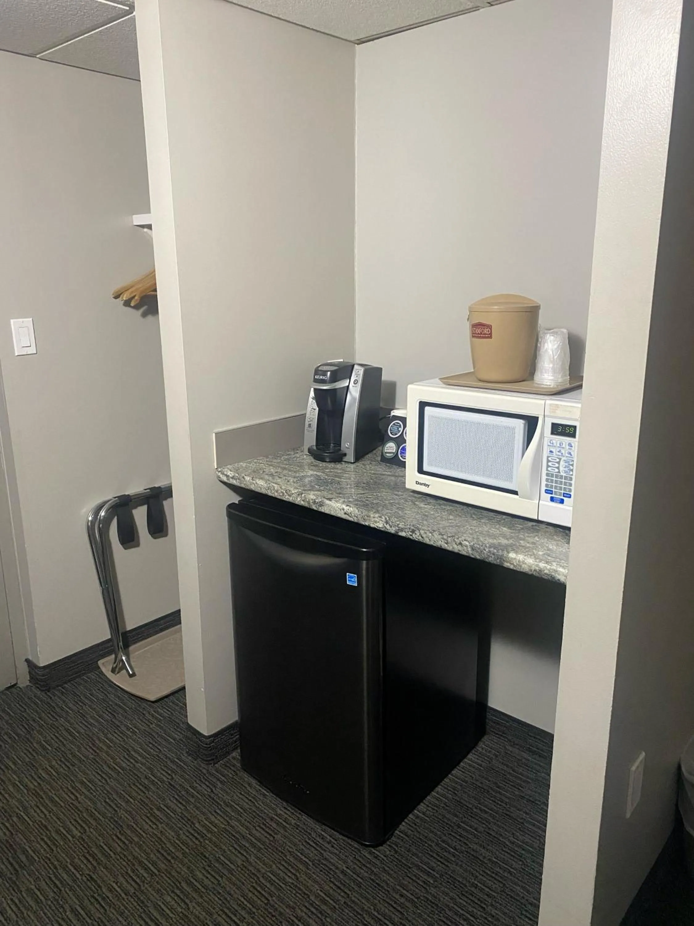 Coffee/tea facilities in Stanford Inn & Suites