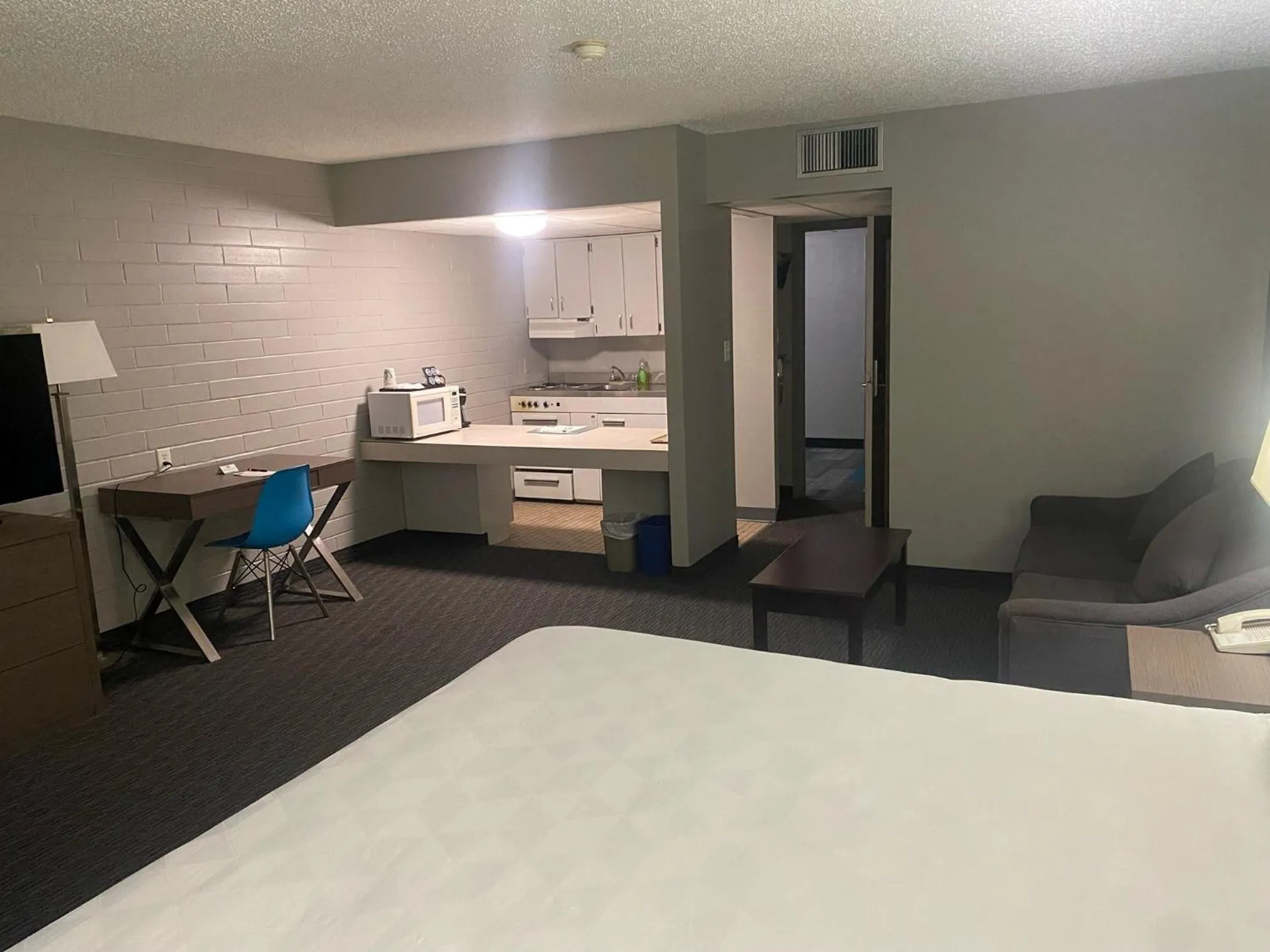 Kitchen or kitchenette, Bed in Stanford Inn & Suites