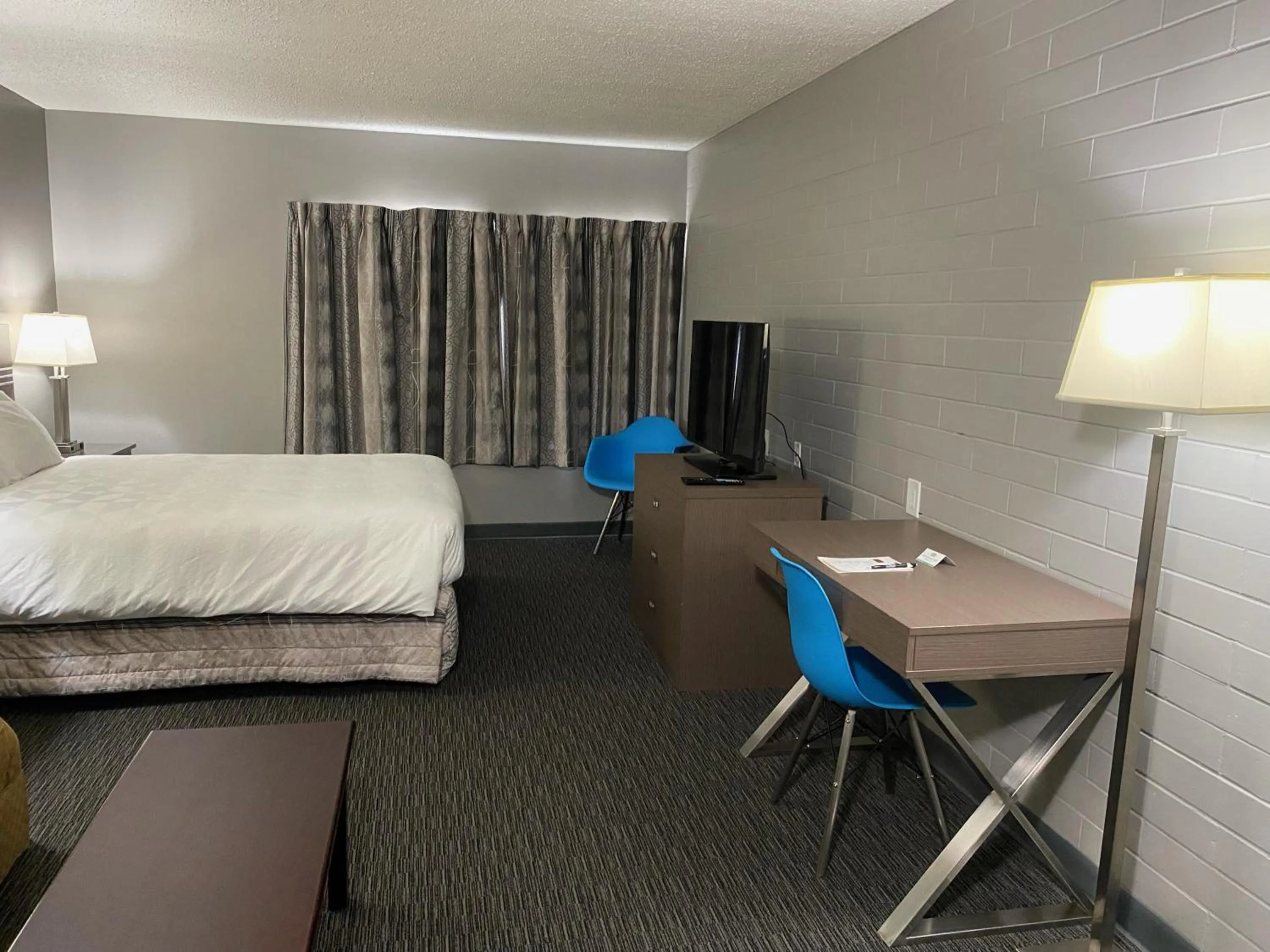 Photo of the whole room, Bed in Stanford Inn & Suites