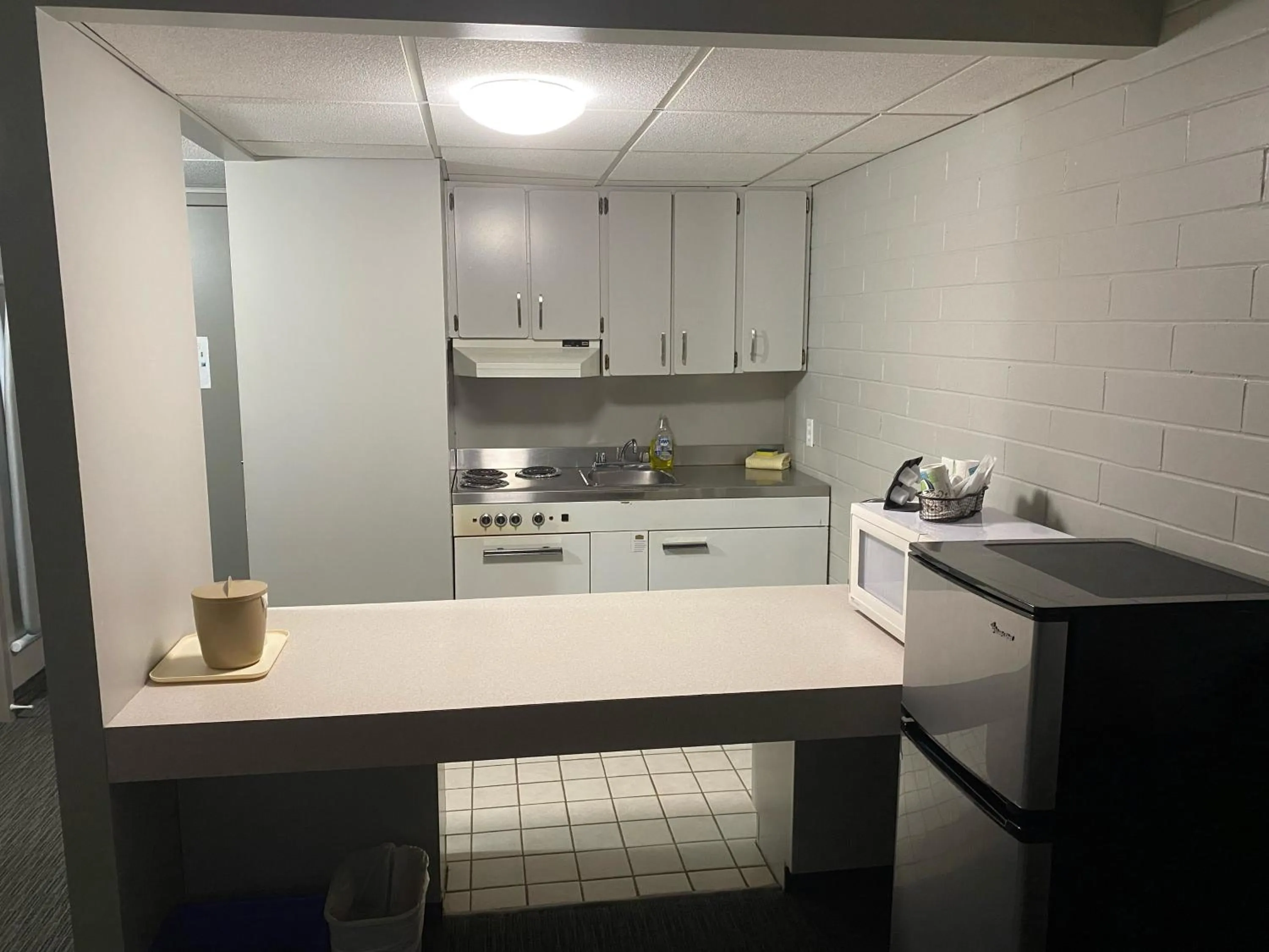 Kitchen or kitchenette in Stanford Inn & Suites