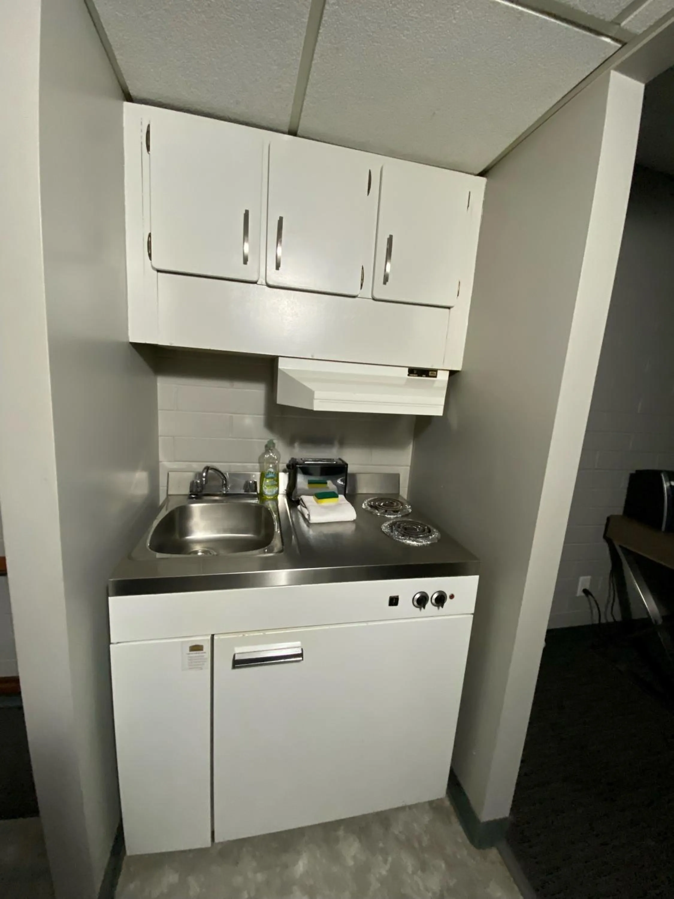 Kitchen or kitchenette in Stanford Inn & Suites