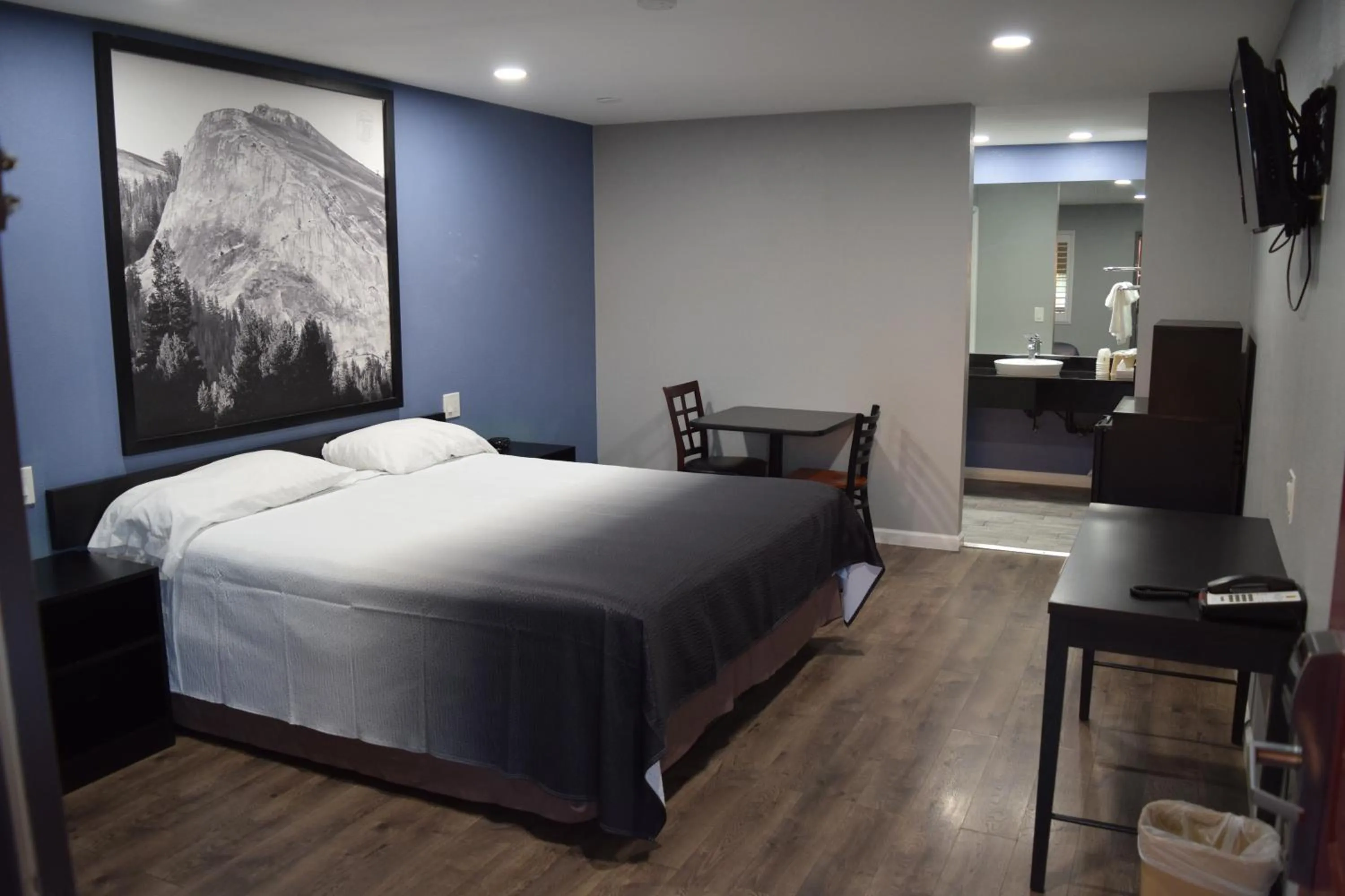 Bedroom, Bed in Super 8 by Wyndham Visalia