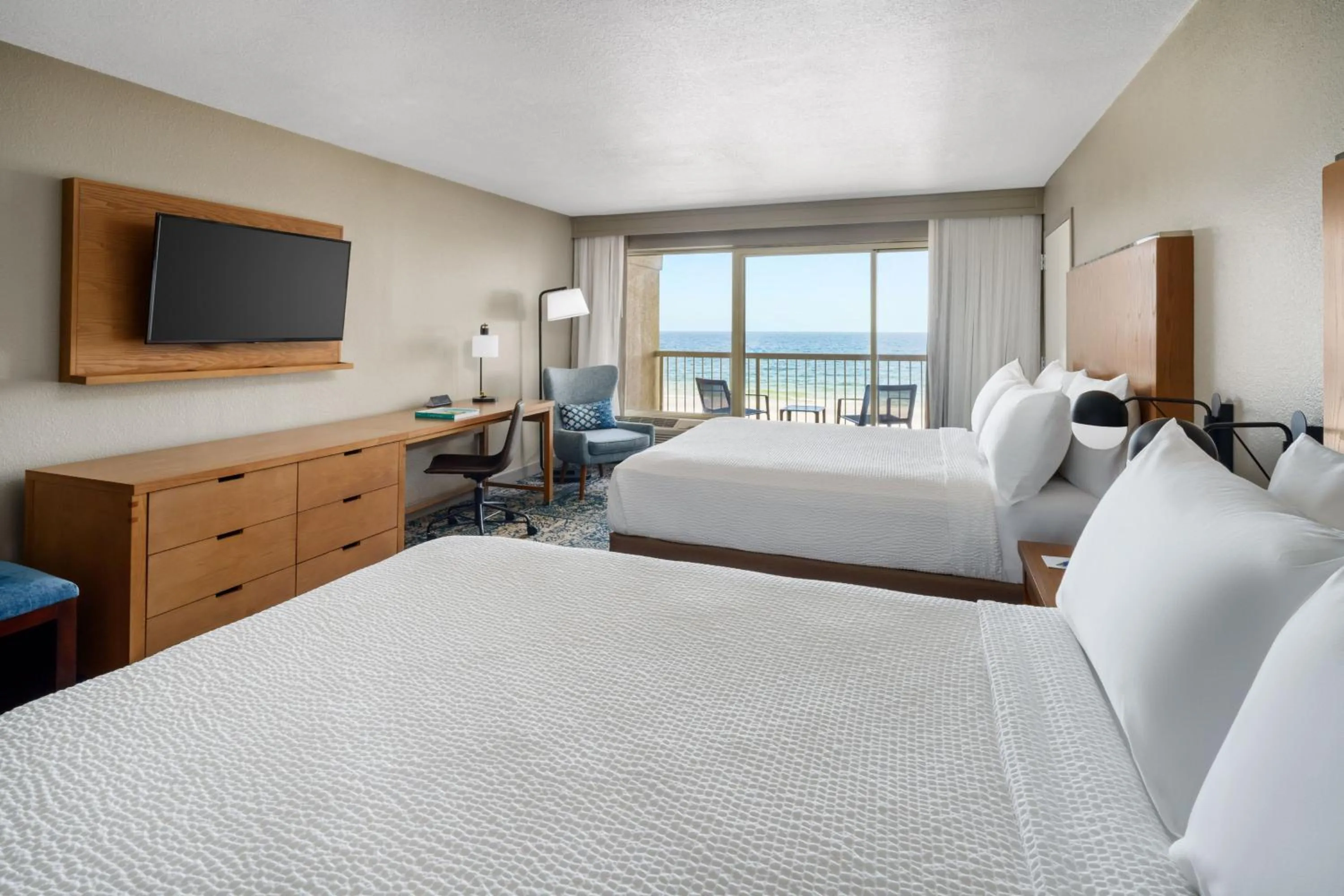 Beach, Bed in Four Points by Sheraton Destin - Fort Walton Beach