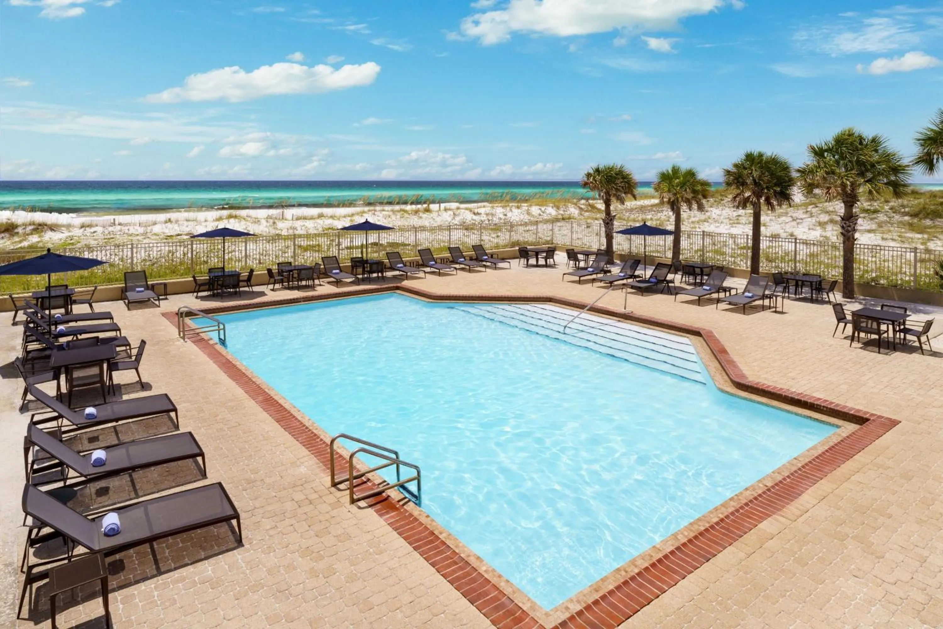 Swimming pool in Four Points by Sheraton Destin - Fort Walton Beach