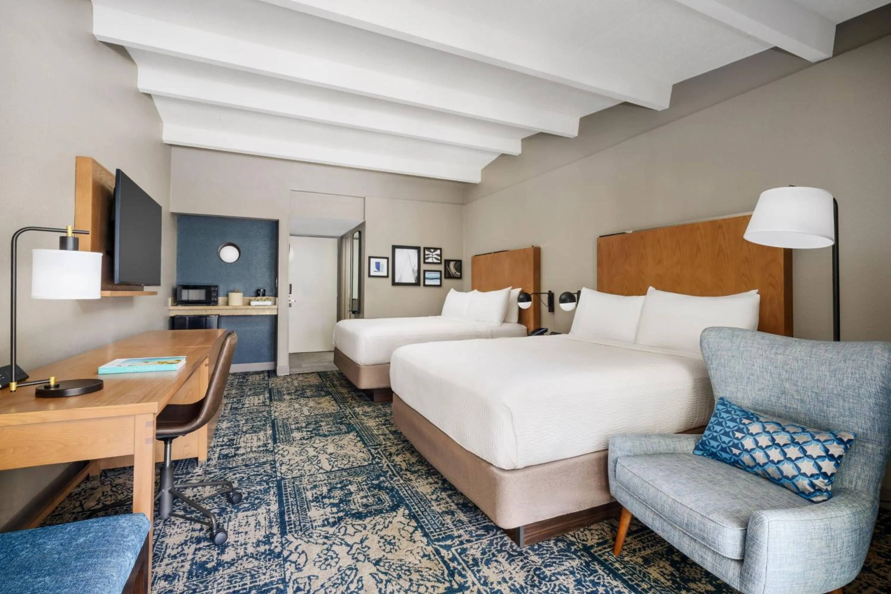 Photo of the whole room, Bed in Four Points by Sheraton Destin - Fort Walton Beach