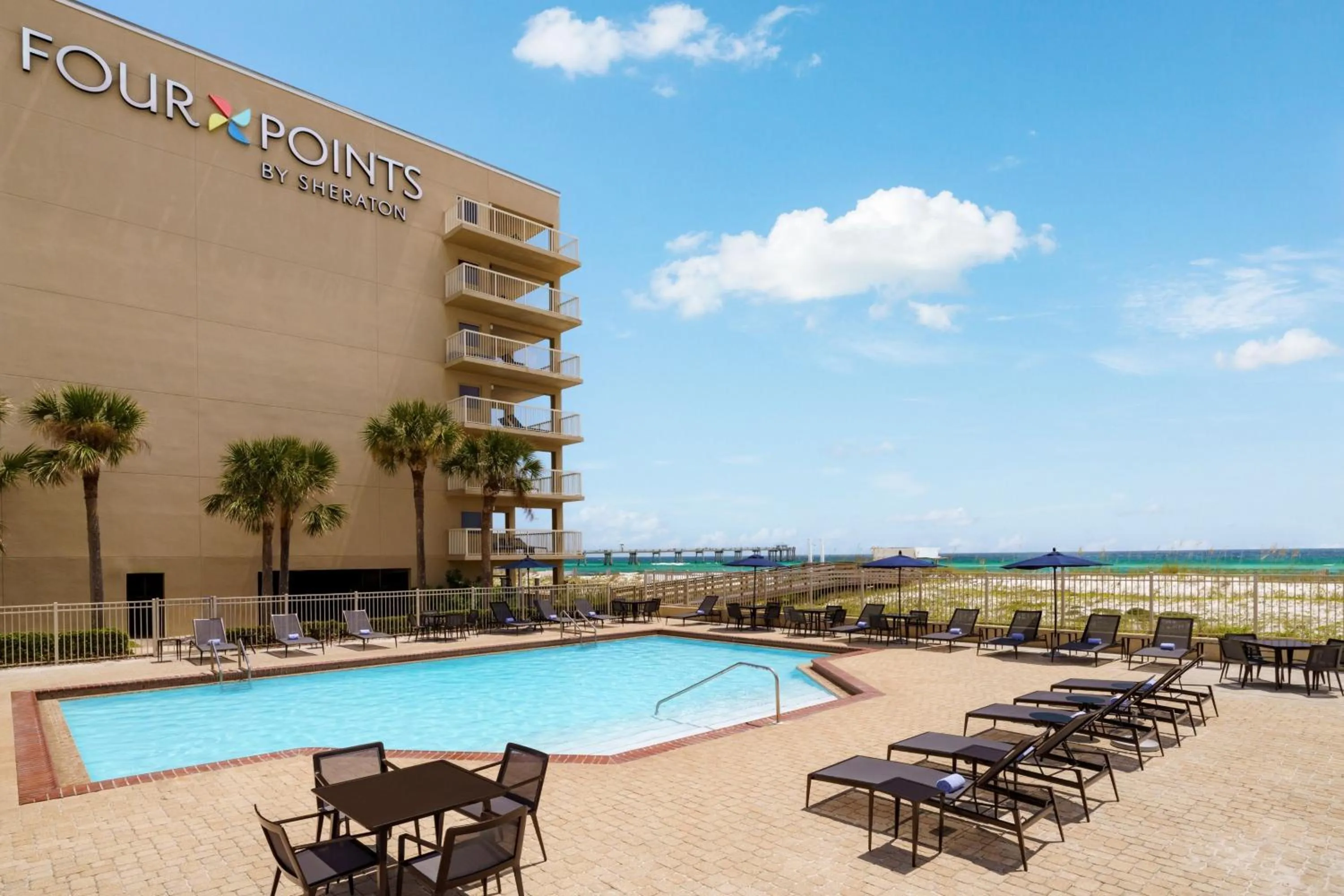 Swimming pool in Four Points by Sheraton Destin - Fort Walton Beach