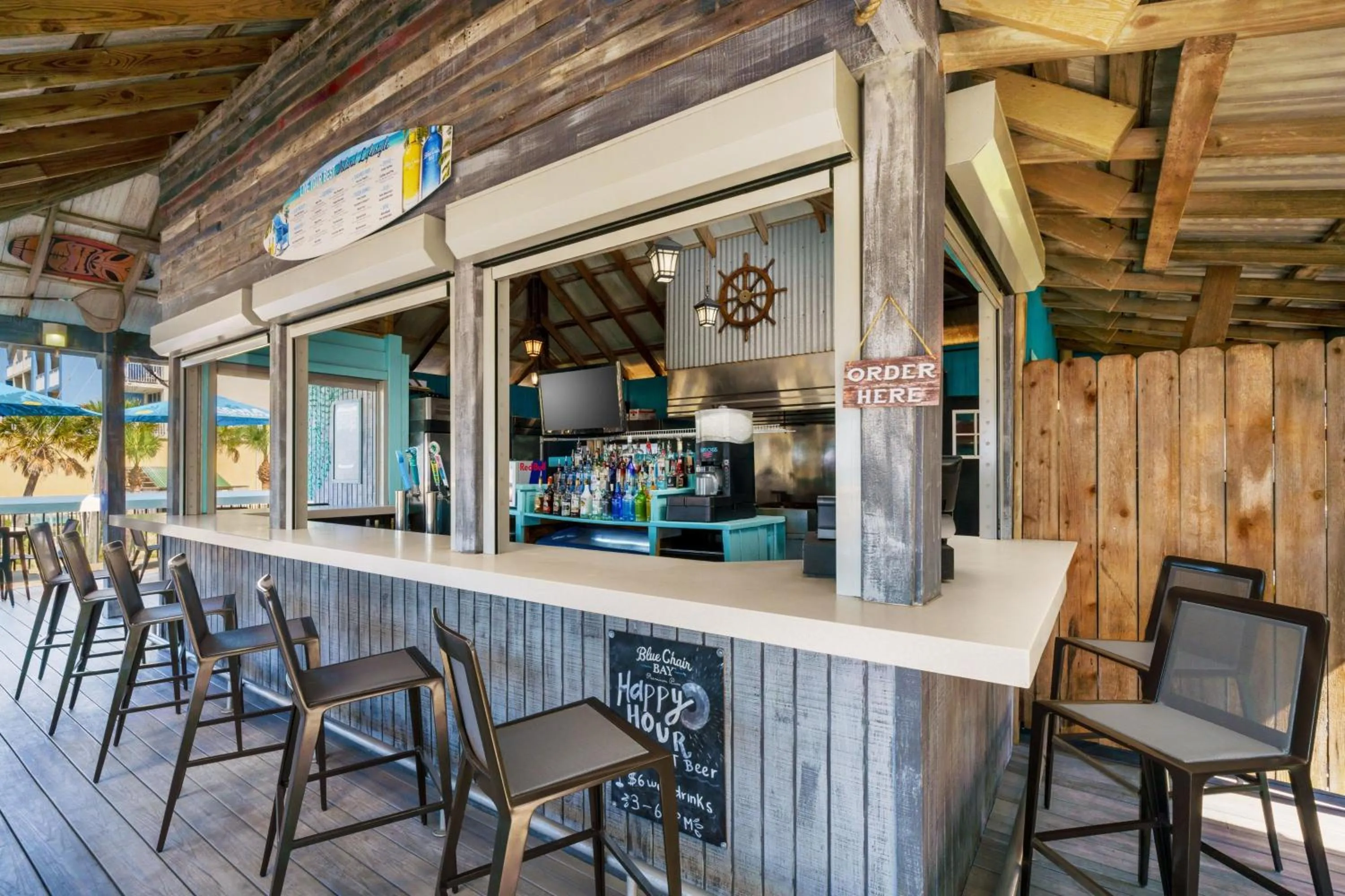 Lounge or bar in Four Points by Sheraton Destin - Fort Walton Beach