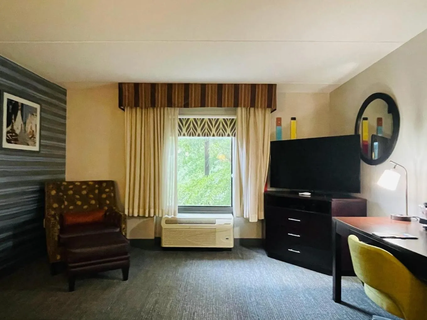Bedroom in Hampton Inn Atlanta-Canton