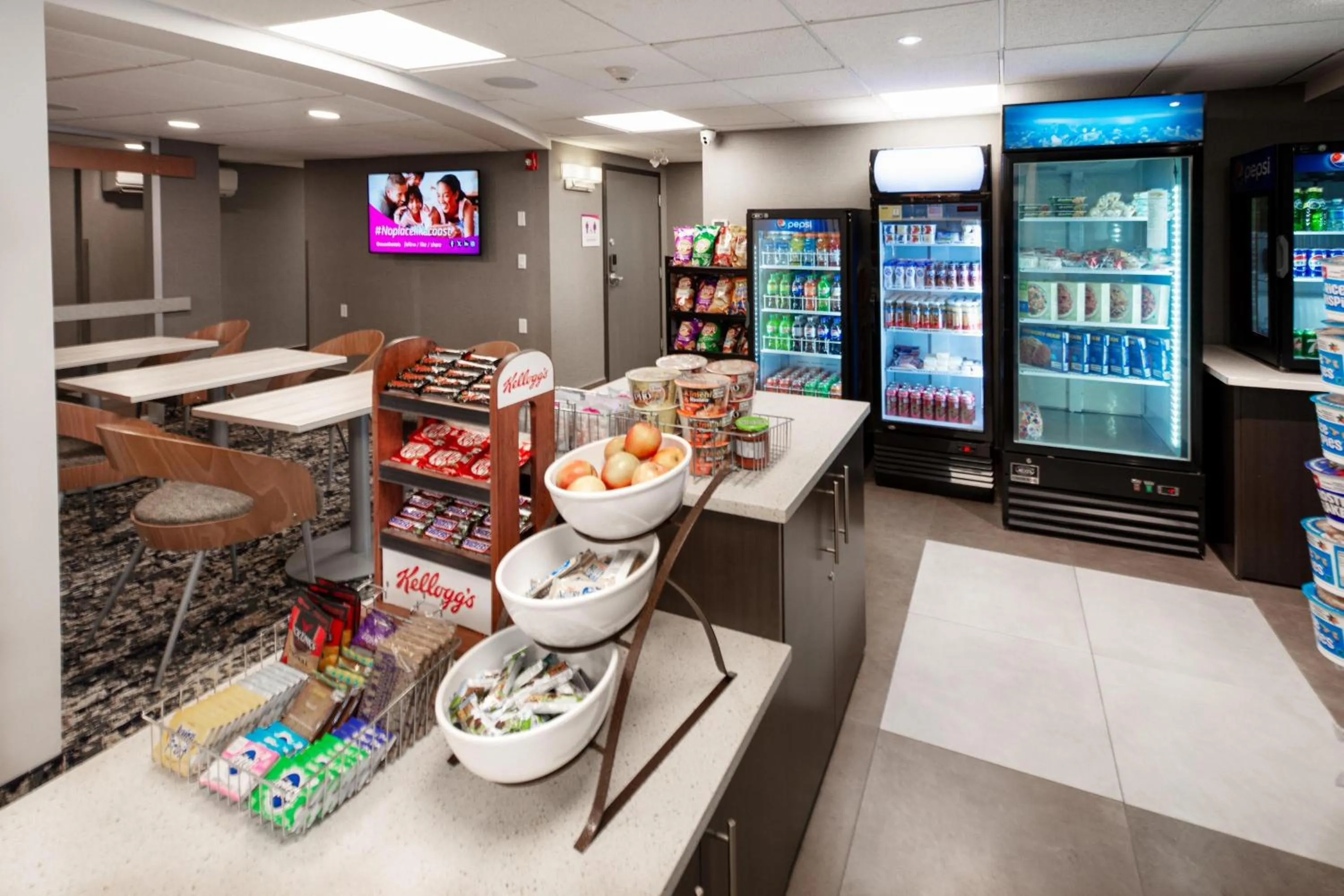 Food and drinks in Coast Calgary Downtown Hotel & Suites by APA