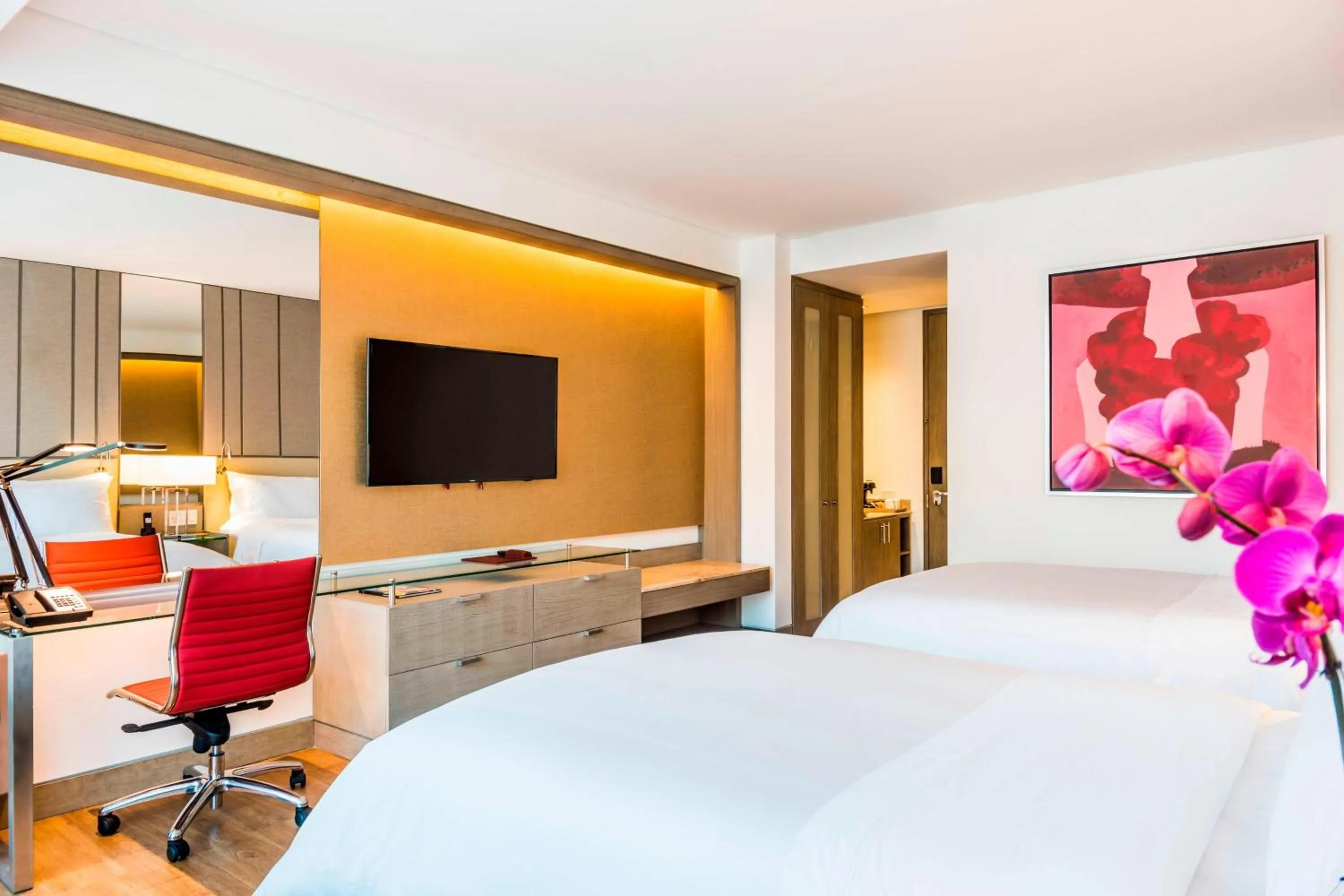 Photo of the whole room, Bed in Medellin Marriott Hotel