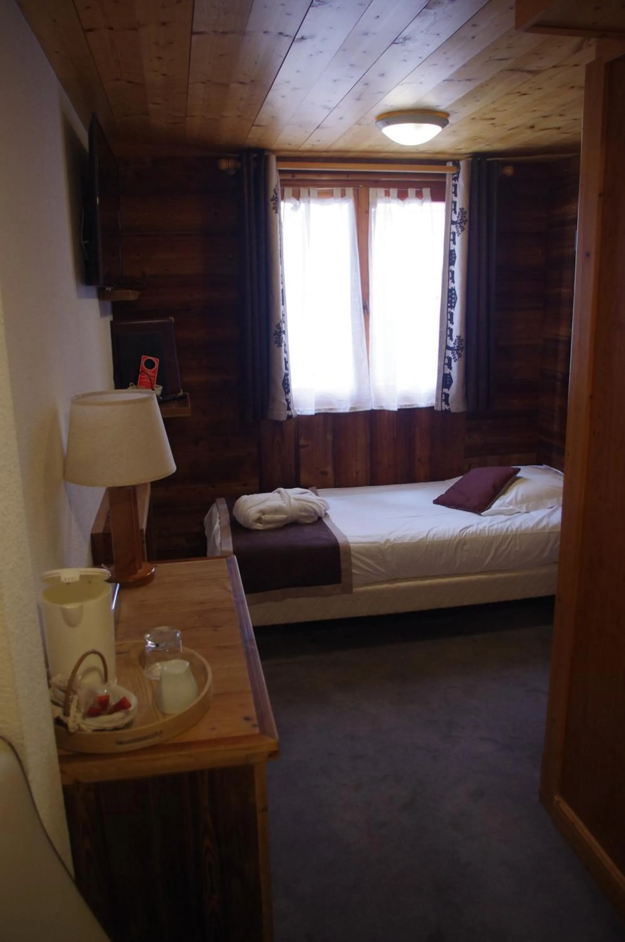 Bedroom, Bed in Hôtel Le Refuge