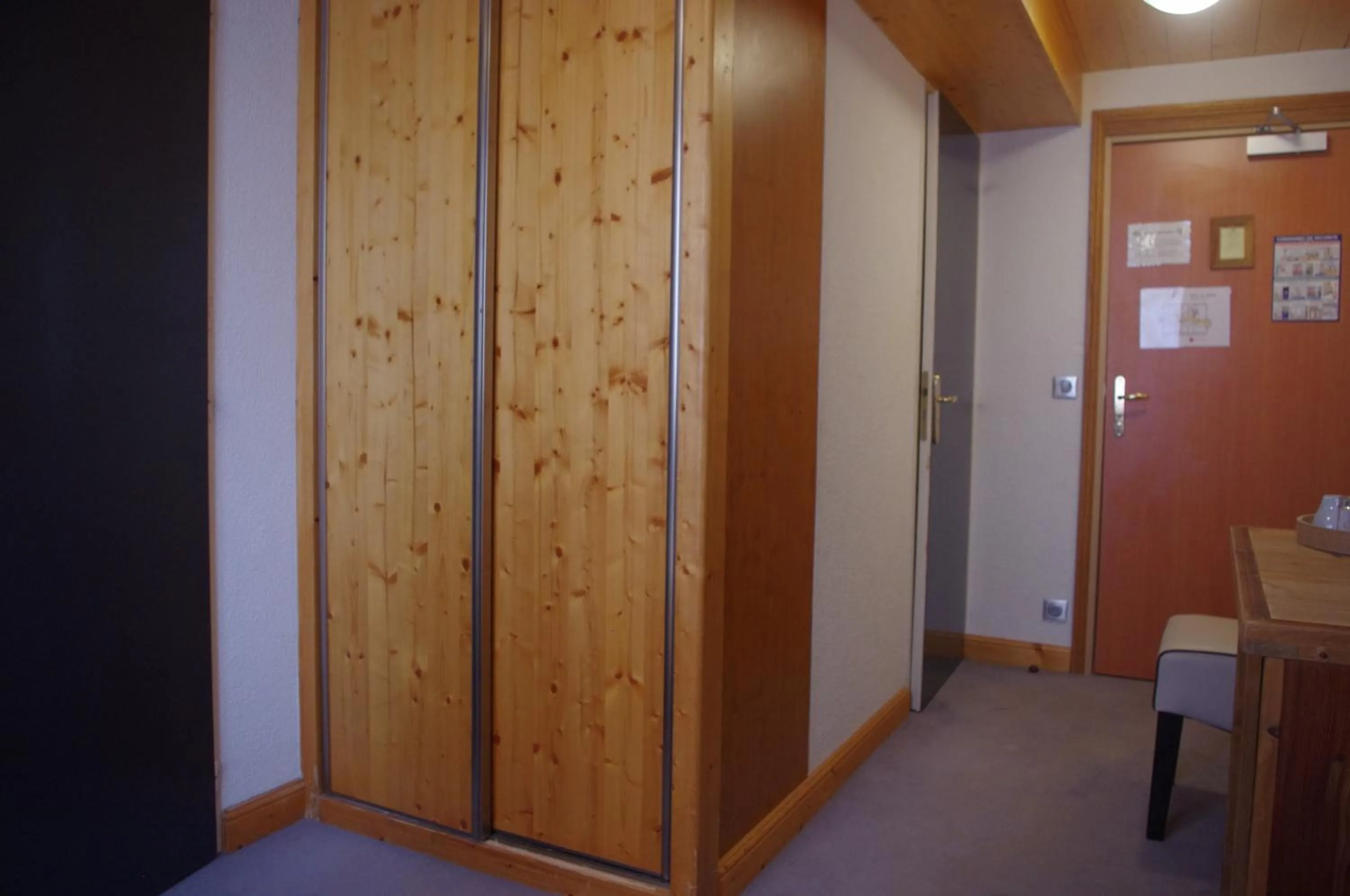 wardrobe in Hôtel Le Refuge