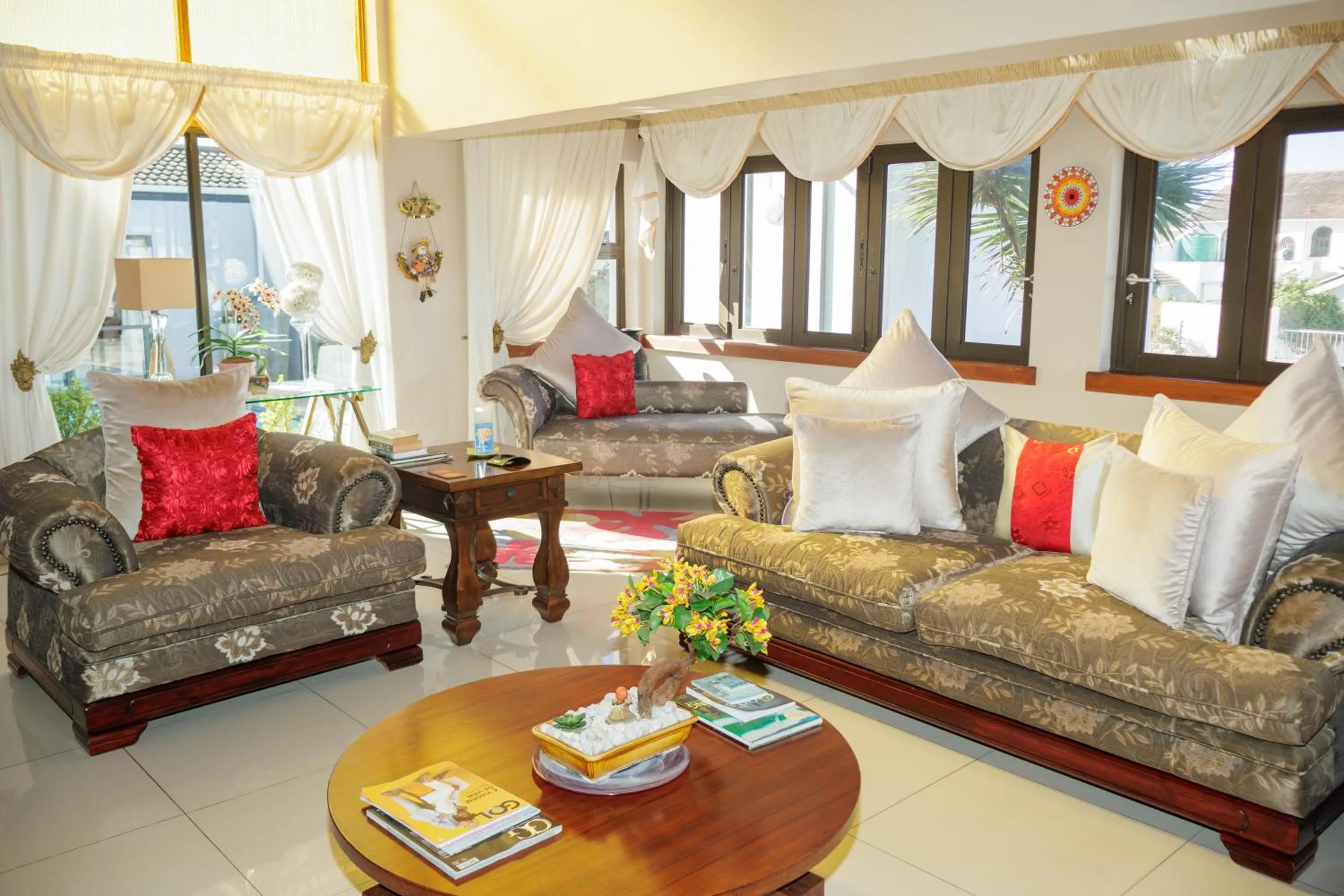 Communal lounge/ TV room in Le Blue Guesthouse