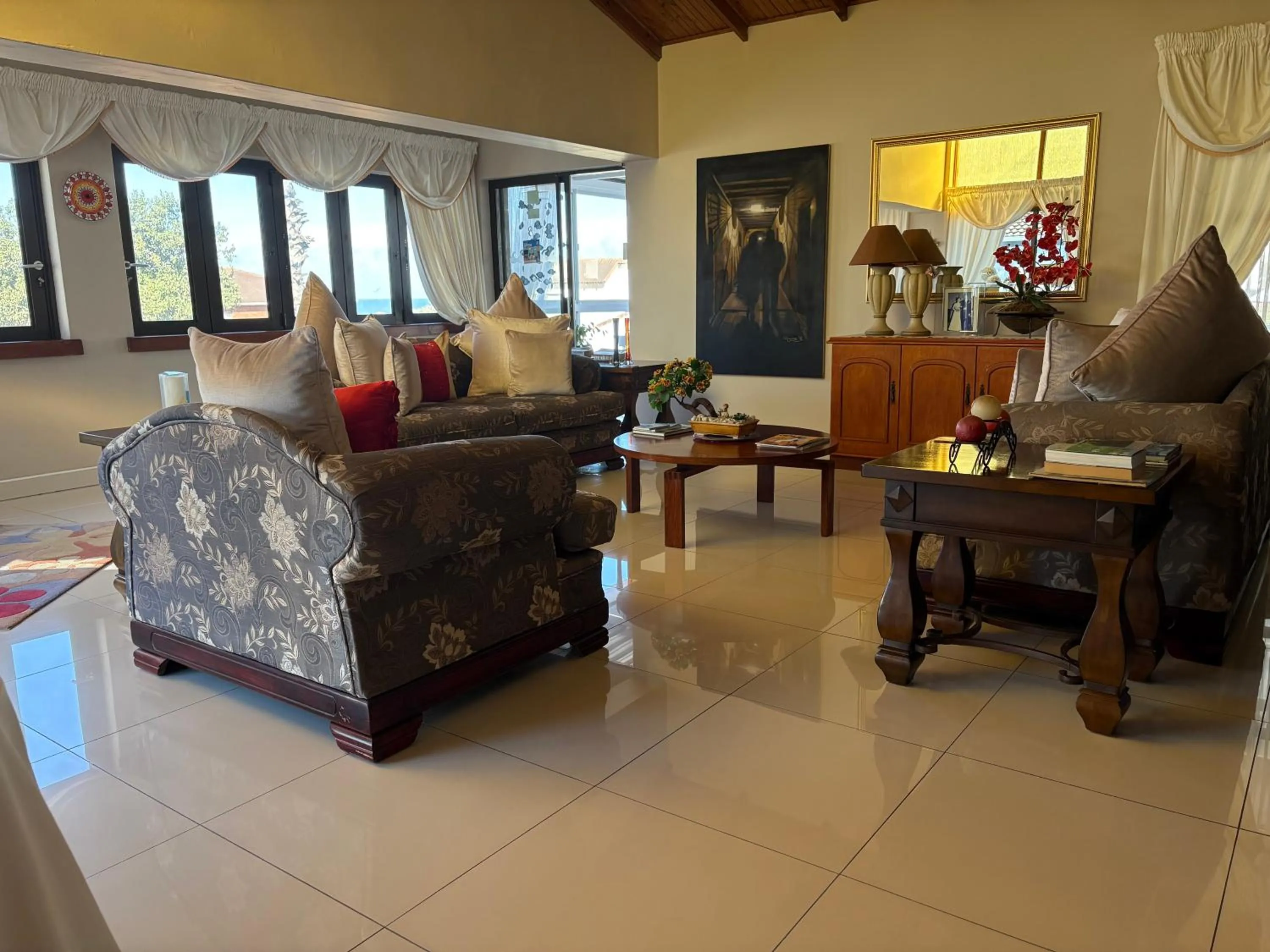 Communal lounge/ TV room in Le Blue Guesthouse