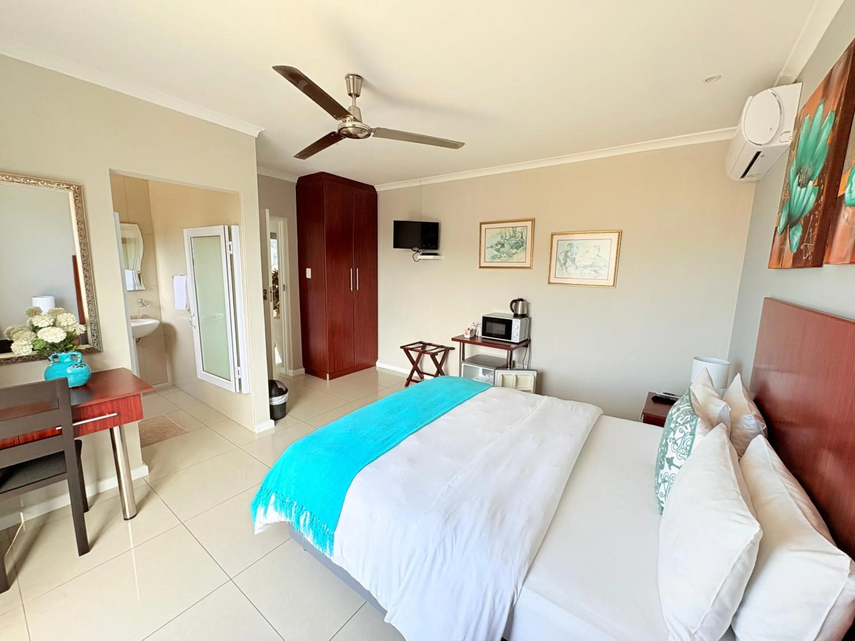 Bedroom, Bed in Le Blue Guesthouse