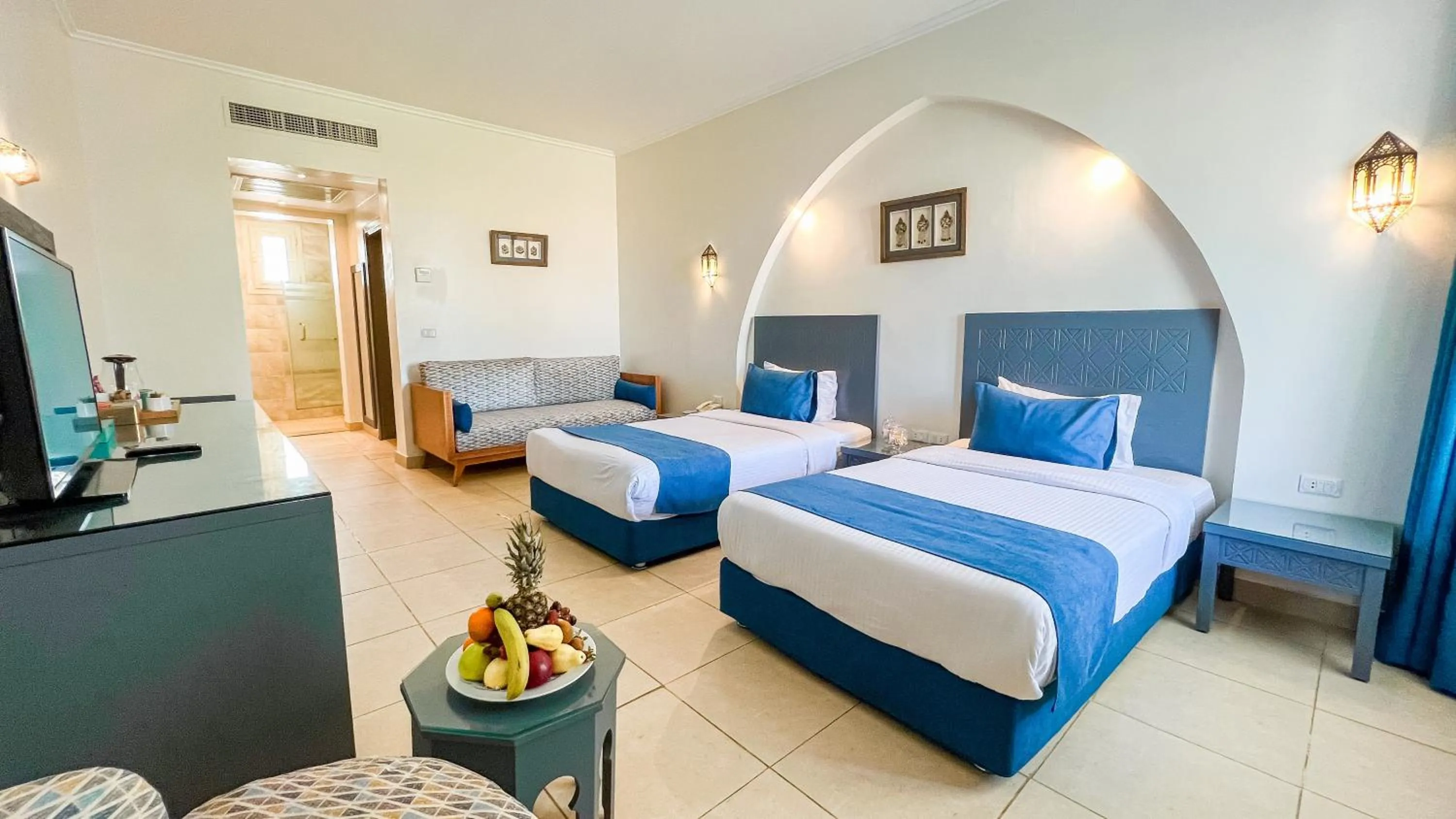 Bedroom, Bed in Club Reef Resort & Spa