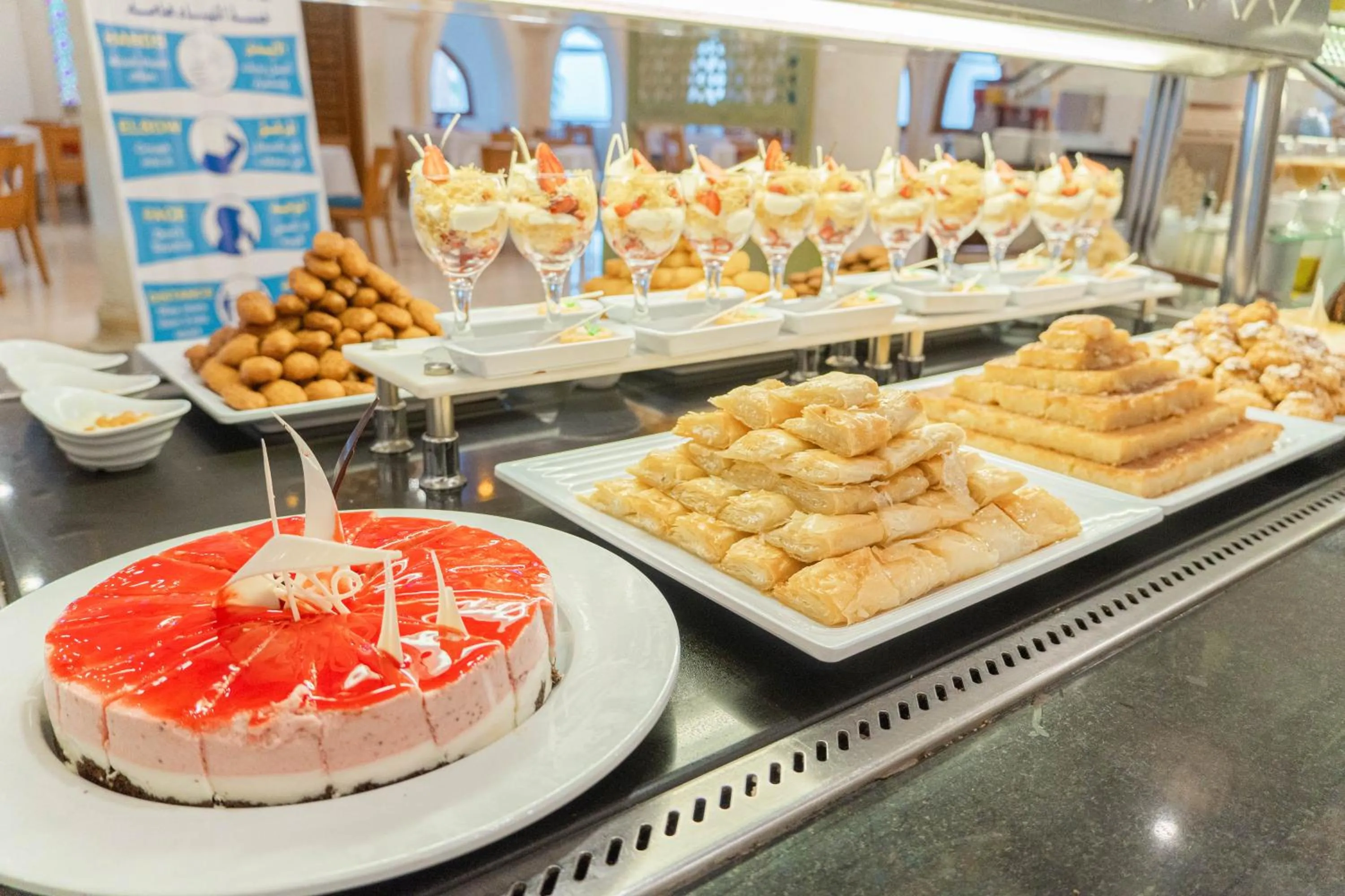 Food and drinks in Club Reef Resort & Spa