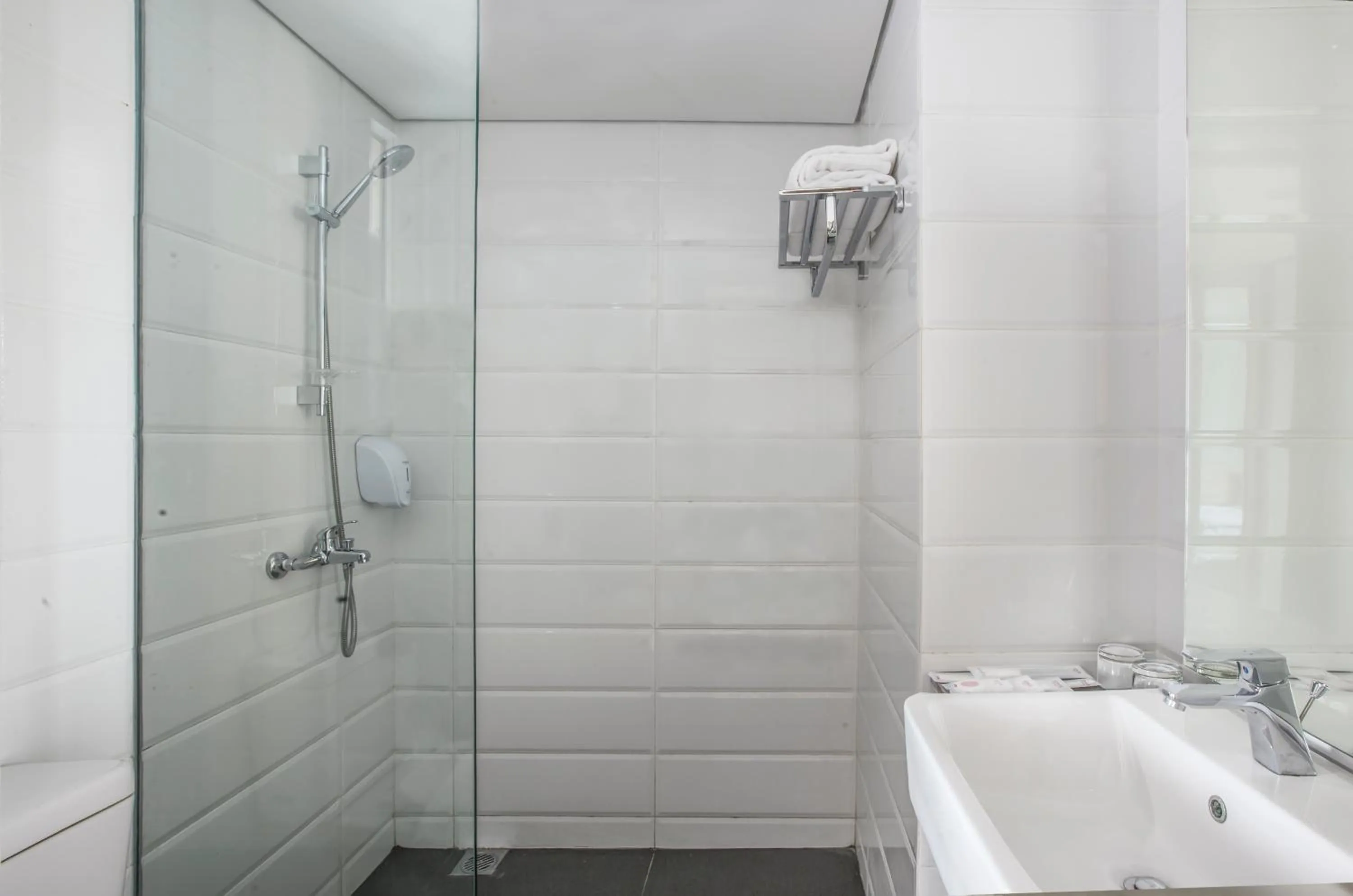 Shower in Up-Peak Hotel Simpang Lima Semarang Formerly HA-KA Simpanglima Hotel Semarang