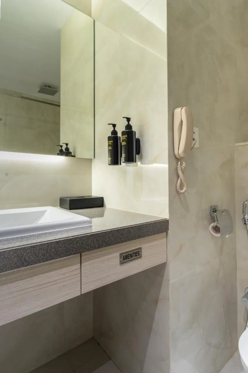 Toilet in Hotel Kohinoor Continental, Airport - Newly Renovated