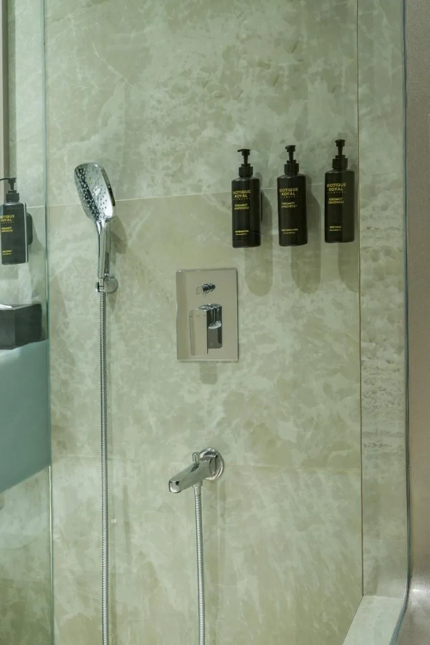 Shower in Hotel Kohinoor Continental, Airport - Newly Renovated